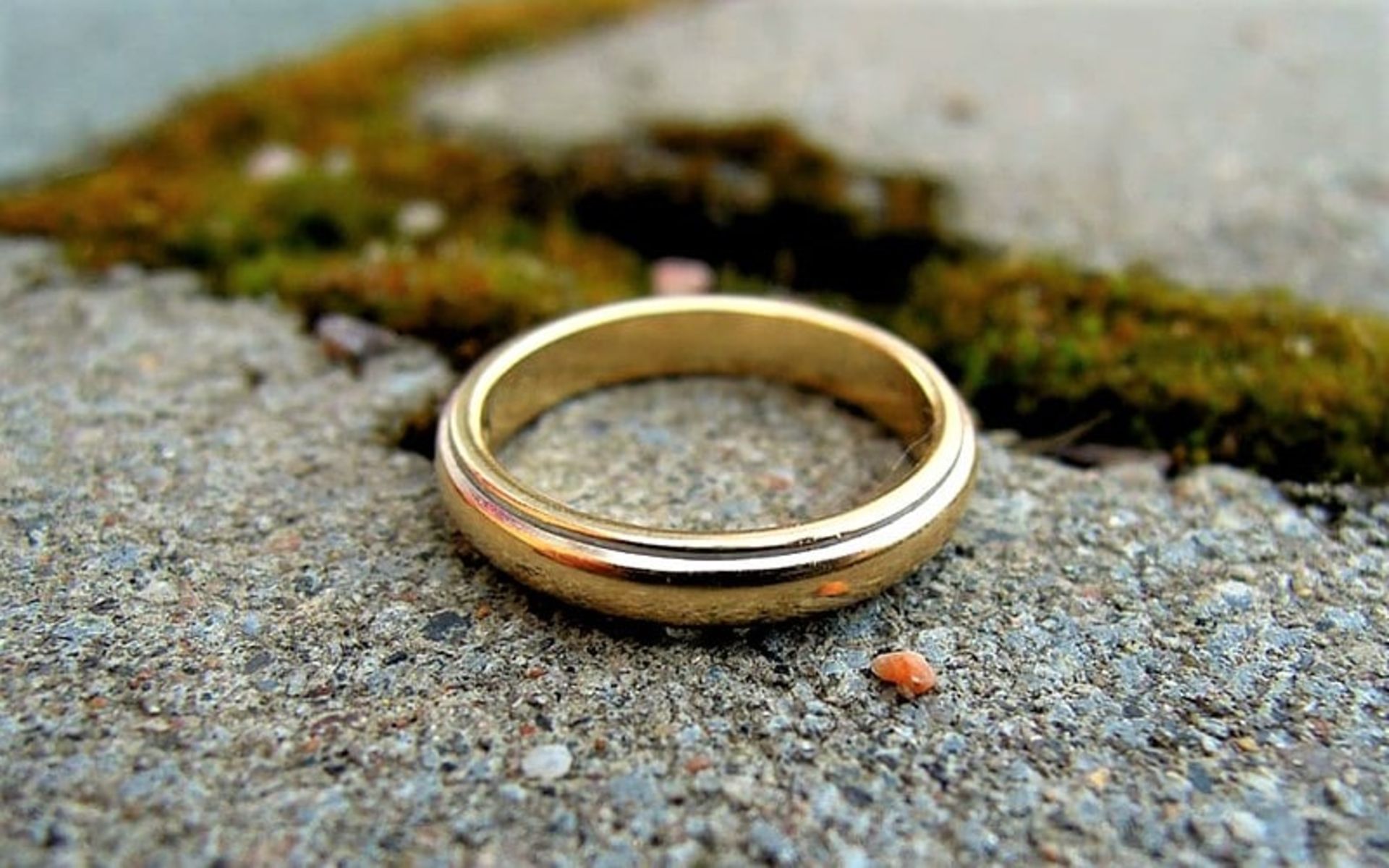 حلقه طلا روی زمین