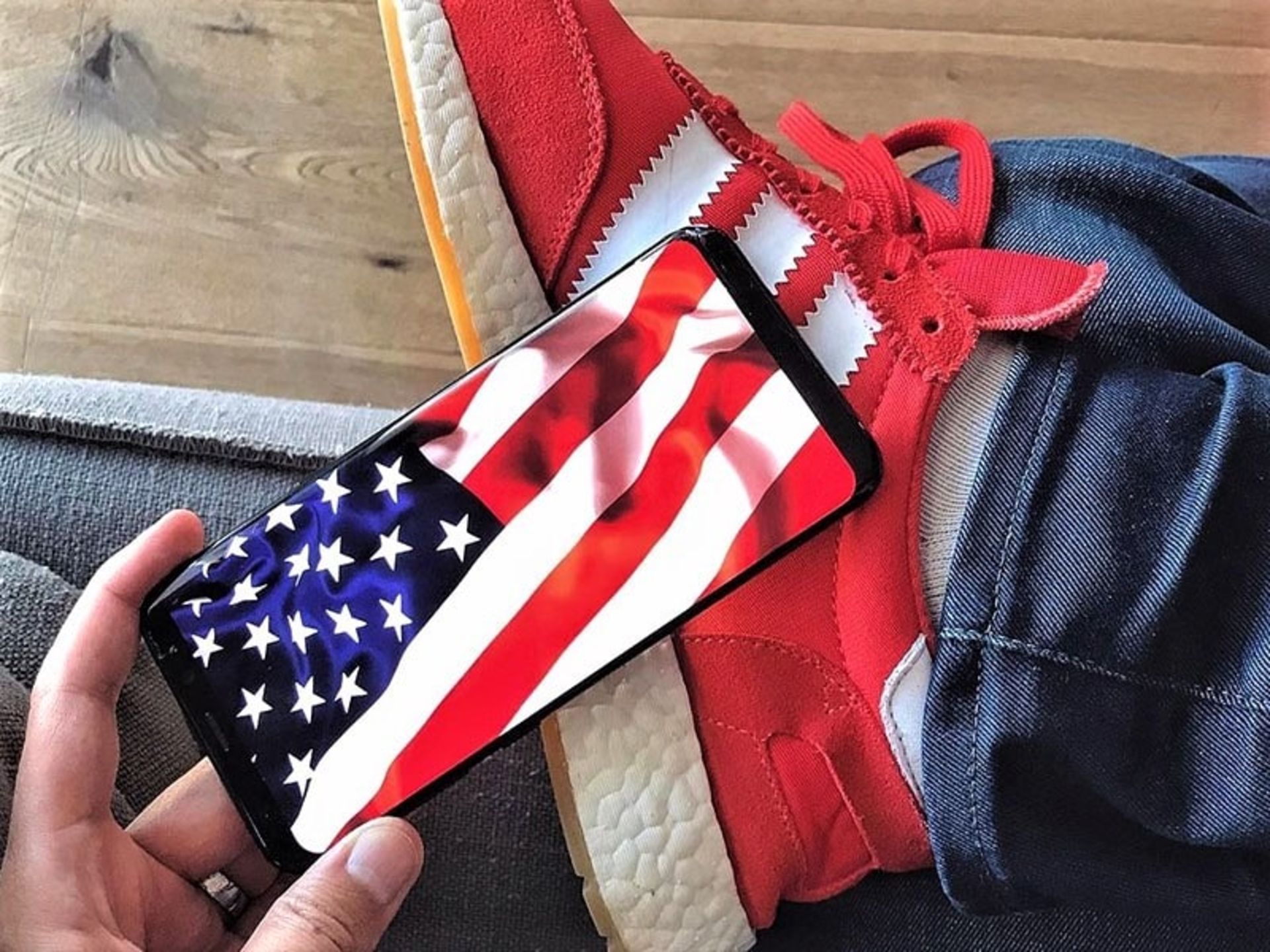 تلفیق عکس پرچم آمریکا با کتونی