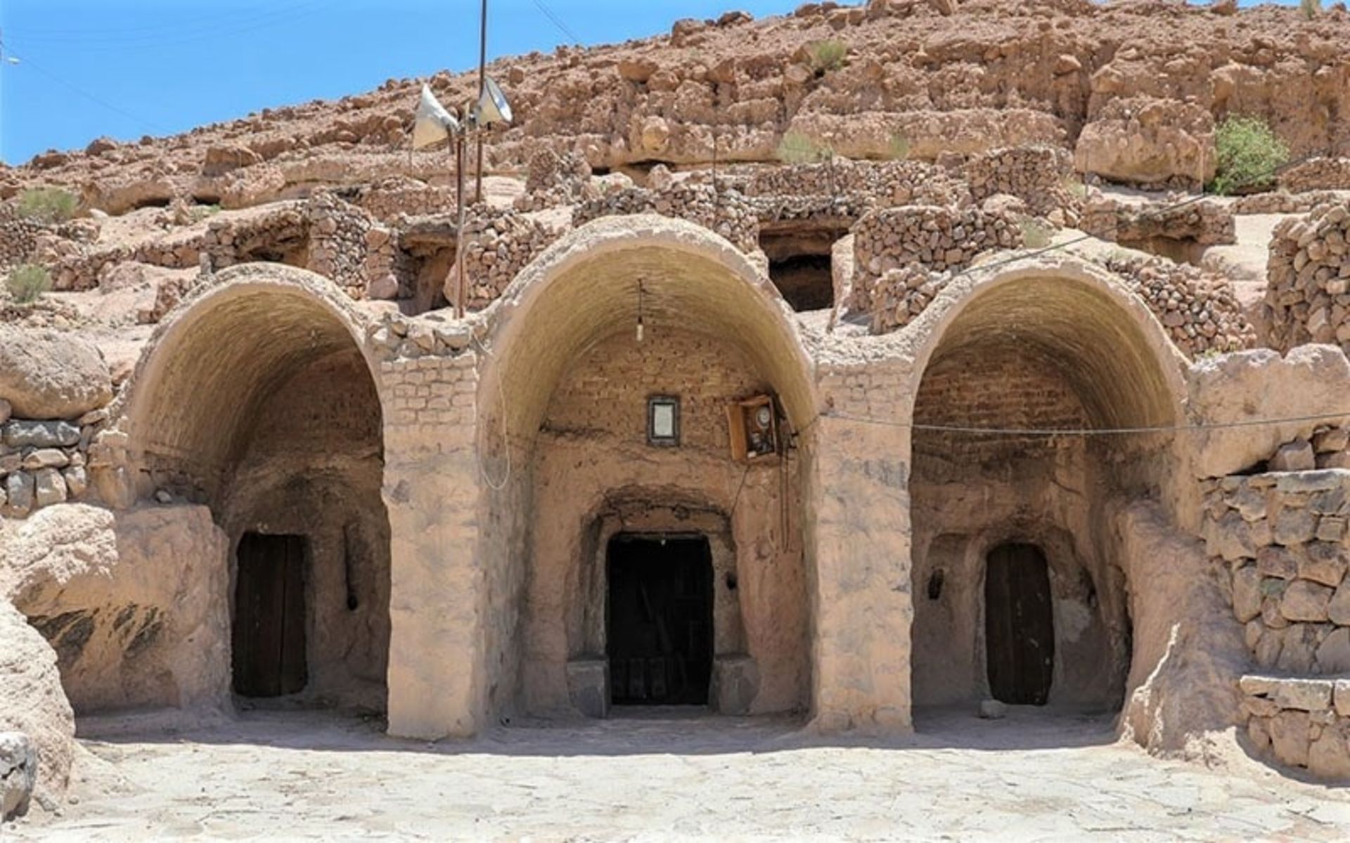 ورودی خانه ها در روستای میمند، منبع عکس: arkeonews.net، عکاس: ناشناس