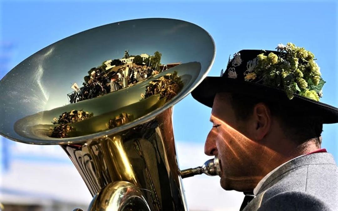 نوازنده ای در جشن اکتبرفست