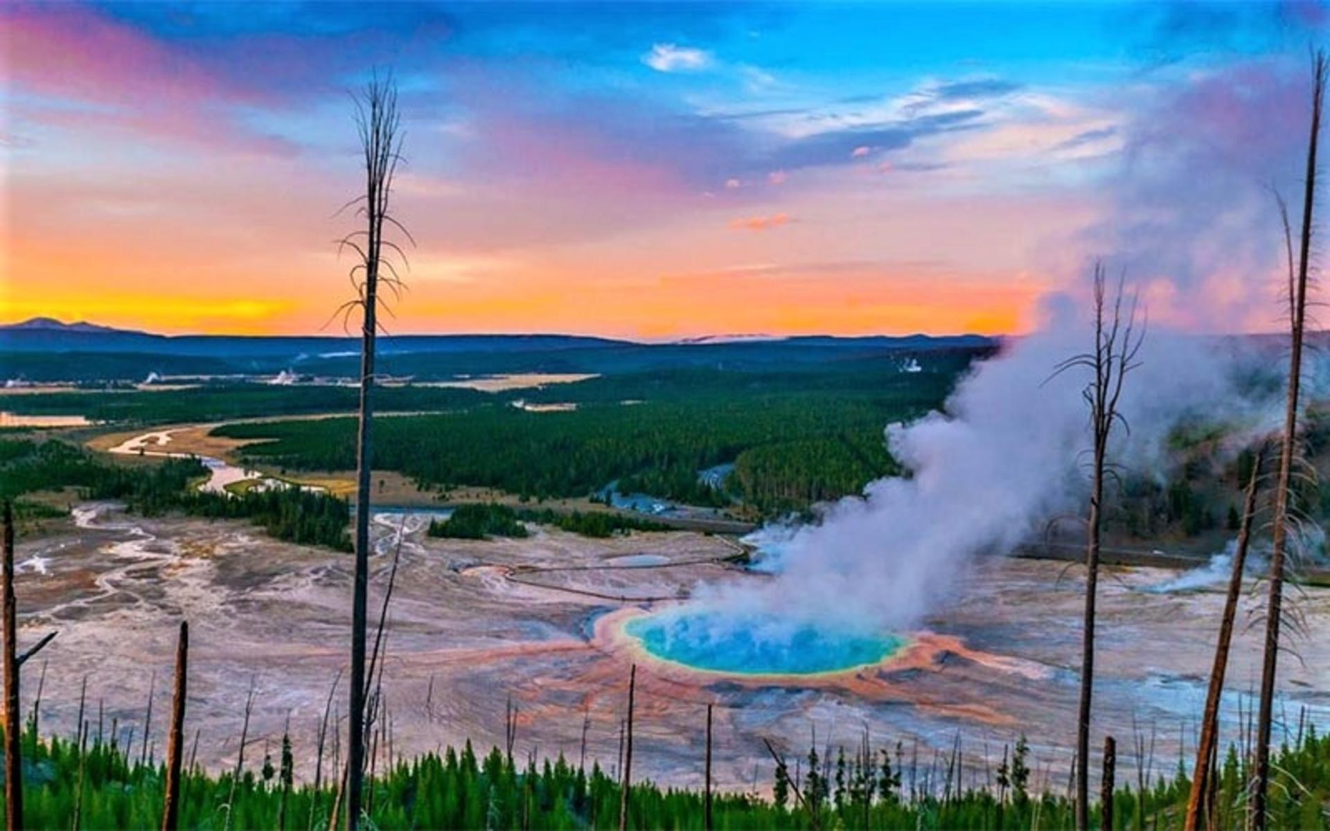 عکس هوایی از پارک ملی یلواستون آمریکا، منبع عکس: visittheusa.com، عکاس: ناشناس