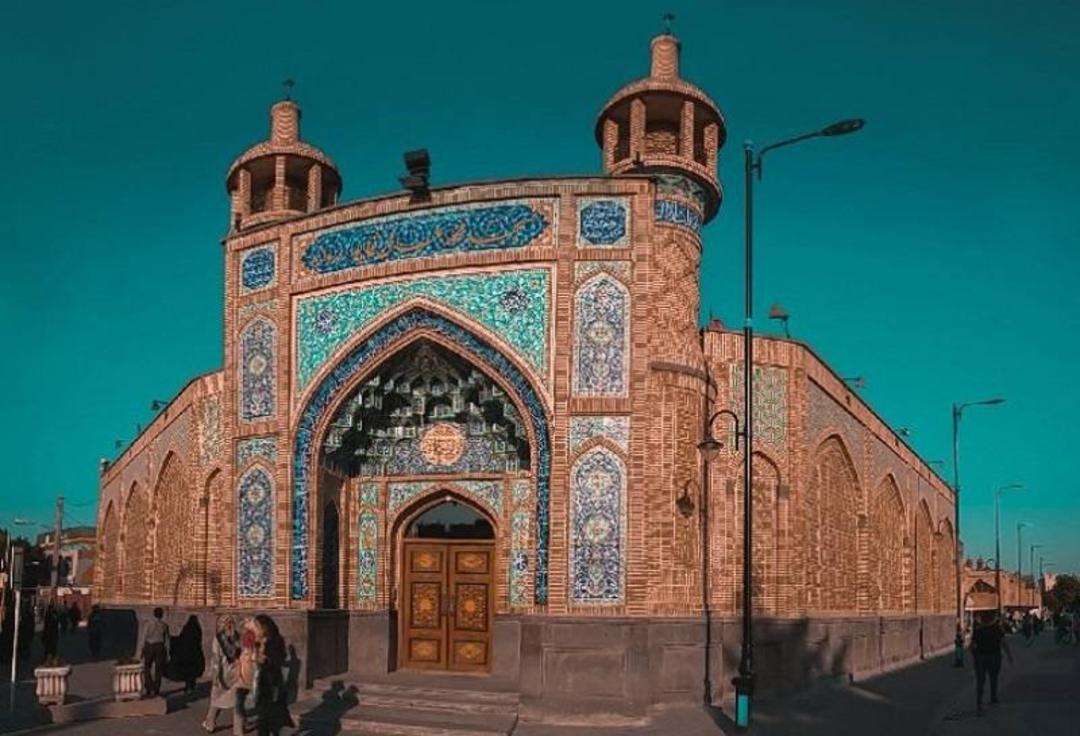 نمای کلی مسجد عالی قاپو از بیرون؛ منبع عکس: safarbazi.com؛ عکاس: نامشخص
