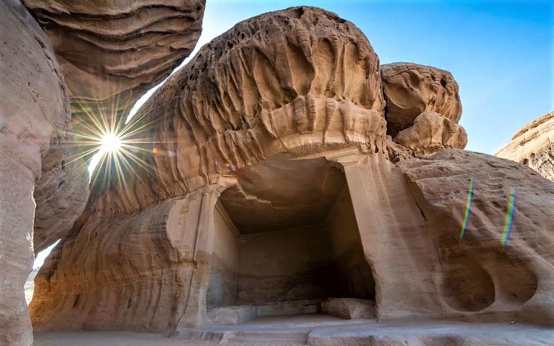 کوه های منطقه هگرا در عربستان، منبع عکس: smithsonianmag.com، عکاس: ناشناس