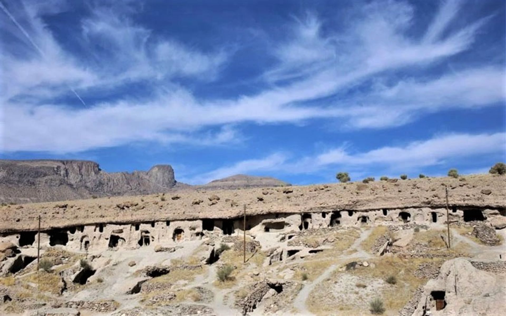 نمای خانه های صخره ای میمند، منبع عکس: iranvegantravel.com، عکاس: ناشناس