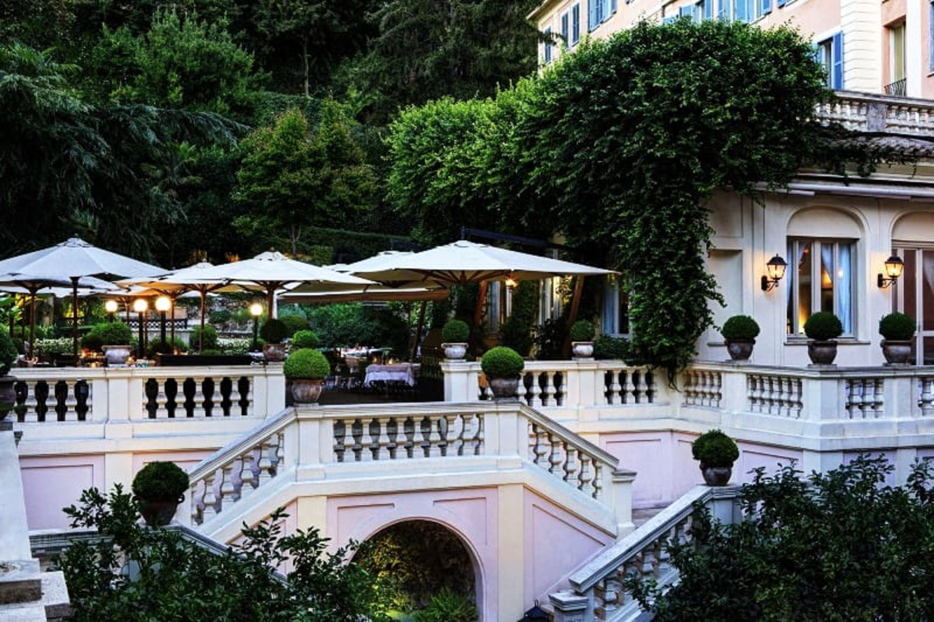 باغ رستوران هتل روکو فورت، منبع:  .roccofortehotels.com