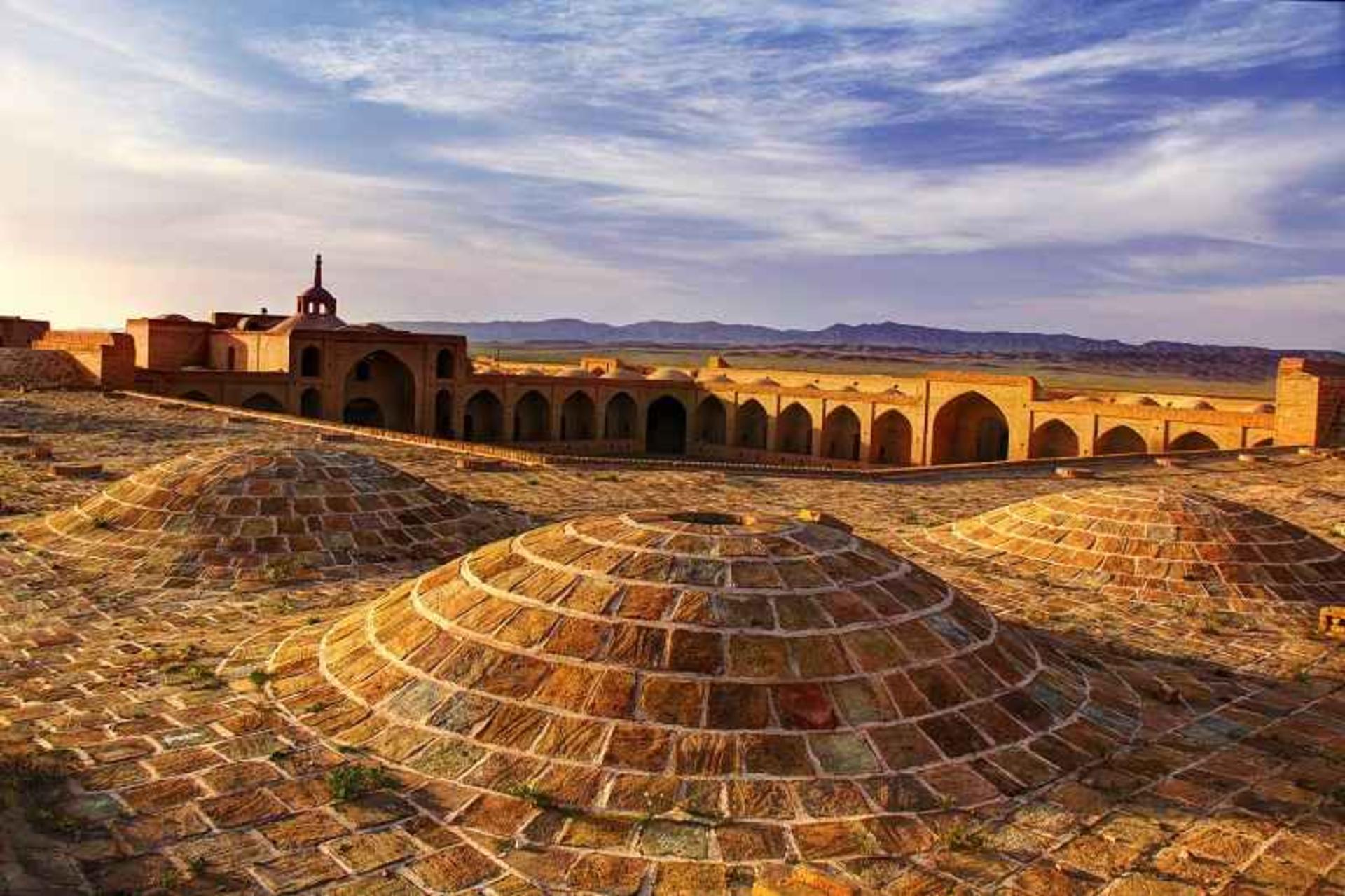 نمای کلی کاروانسرای میاندشت سمنان؛ منبع عکس: گوگل مپ. عکاس: رضا رستم‌زاد