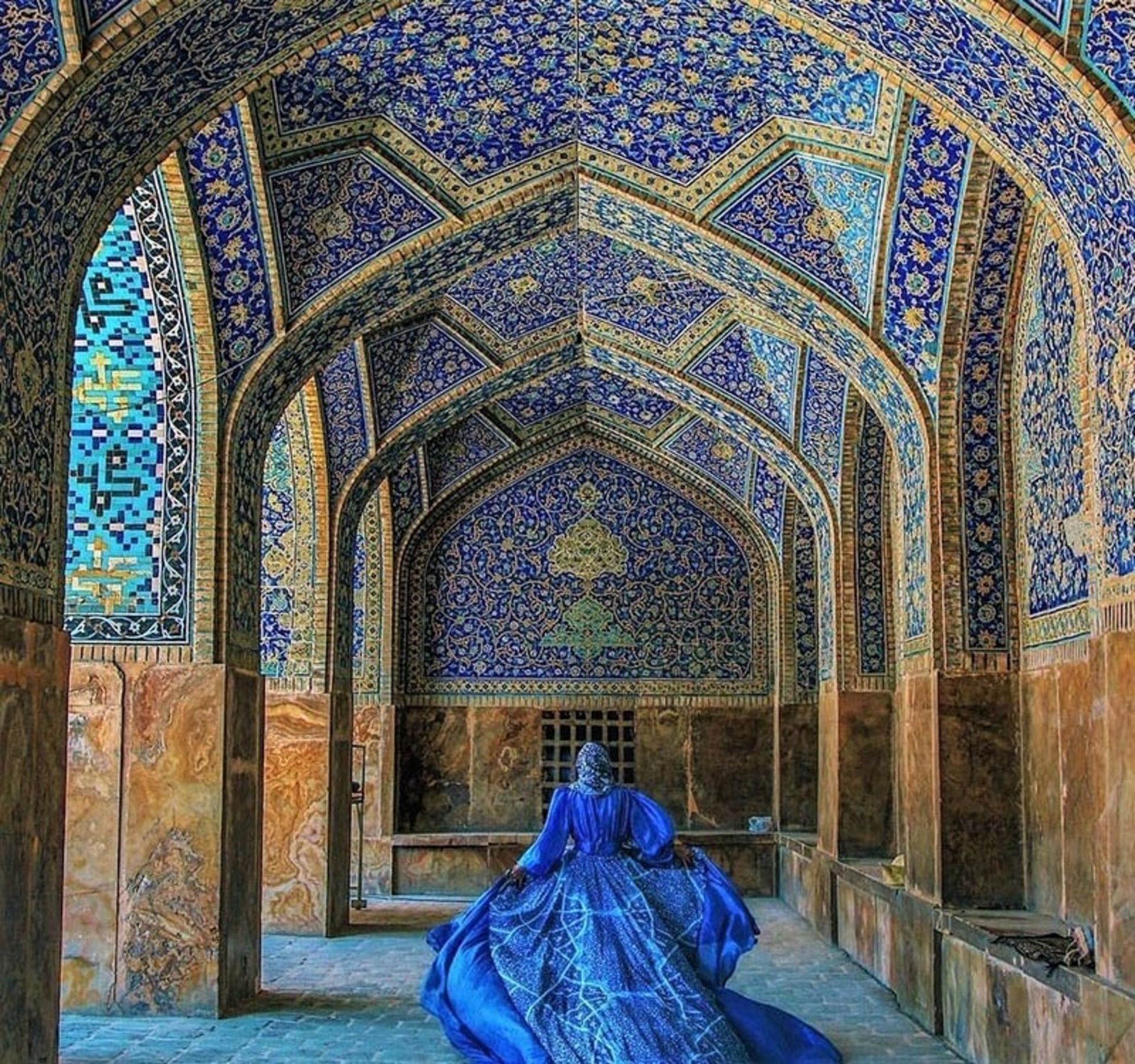 دختری با لباس آبی در مسجد امام اصفهان، منبع عکس: pinterest.com، عکاس: media_buzz