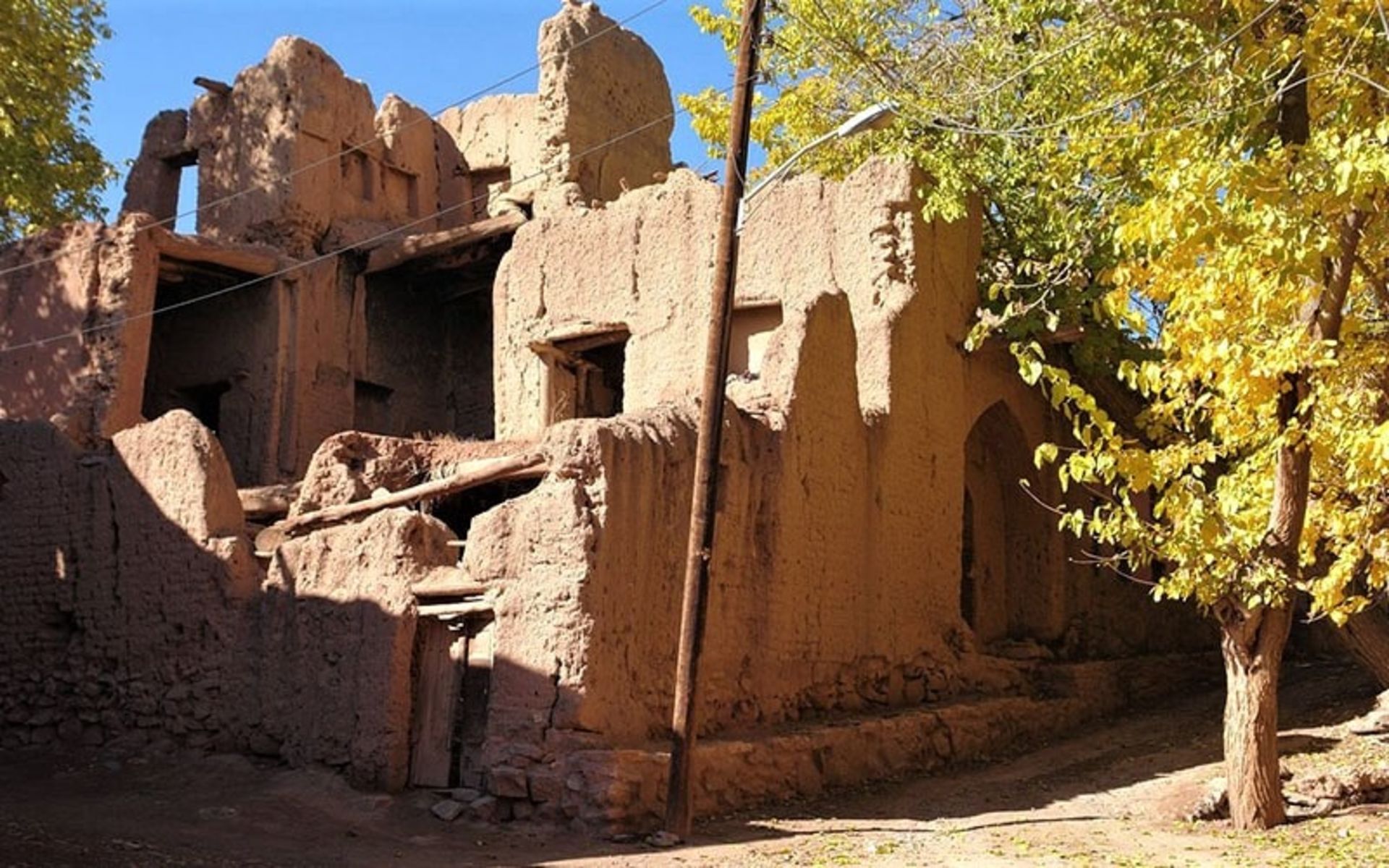 سازه مخروبه در ابیانه، منبع عکس: trip،advisor.com، عکاس: PaoloRiccardoCarrara