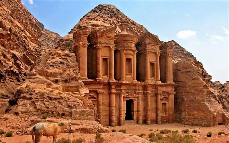 عکس از نمای ساختمان خزانه پترا در اردن، منبع عکس: britannica.com، عکاس: ناشناس