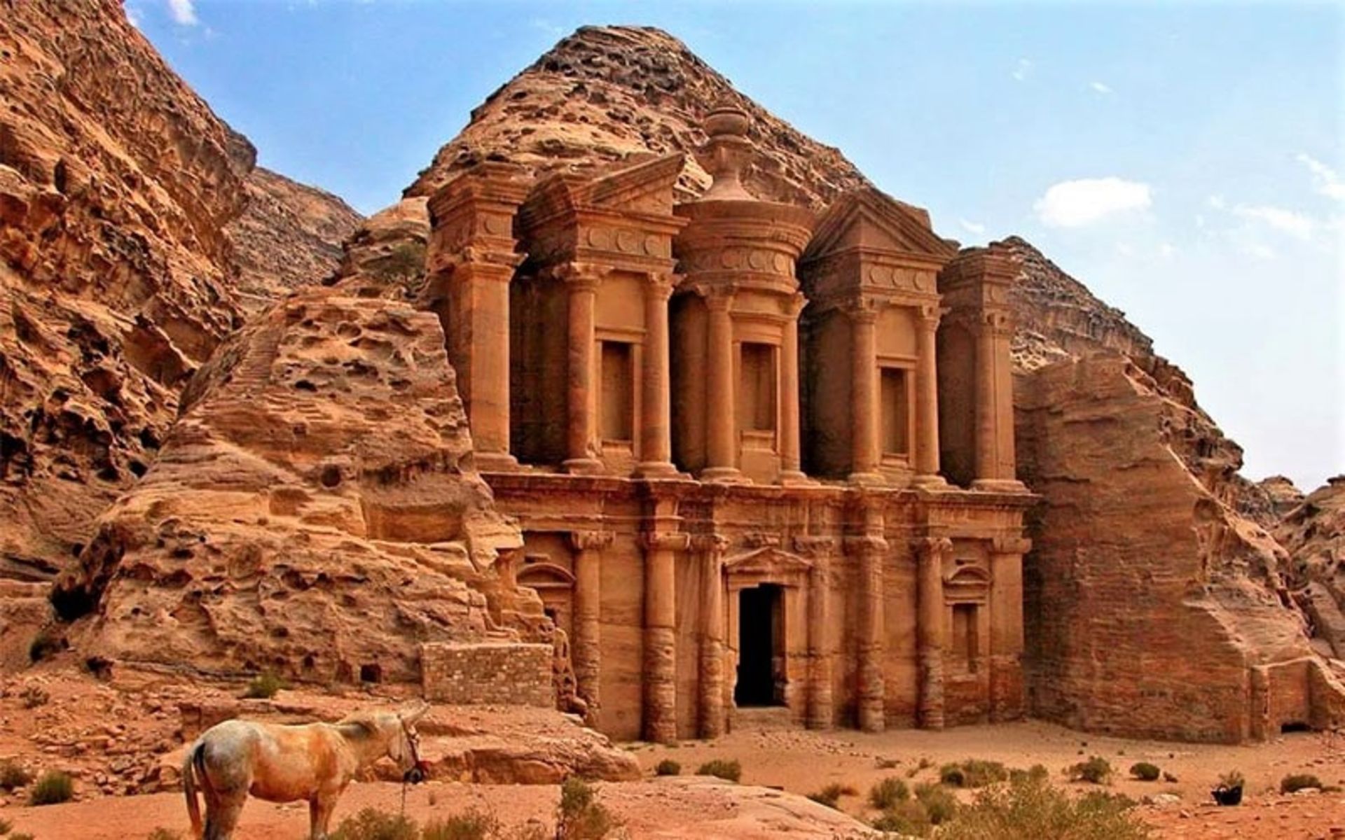 عکس از نمای ساختمان خزانه پترا در اردن، منبع عکس: britannica.com، عکاس: ناشناس