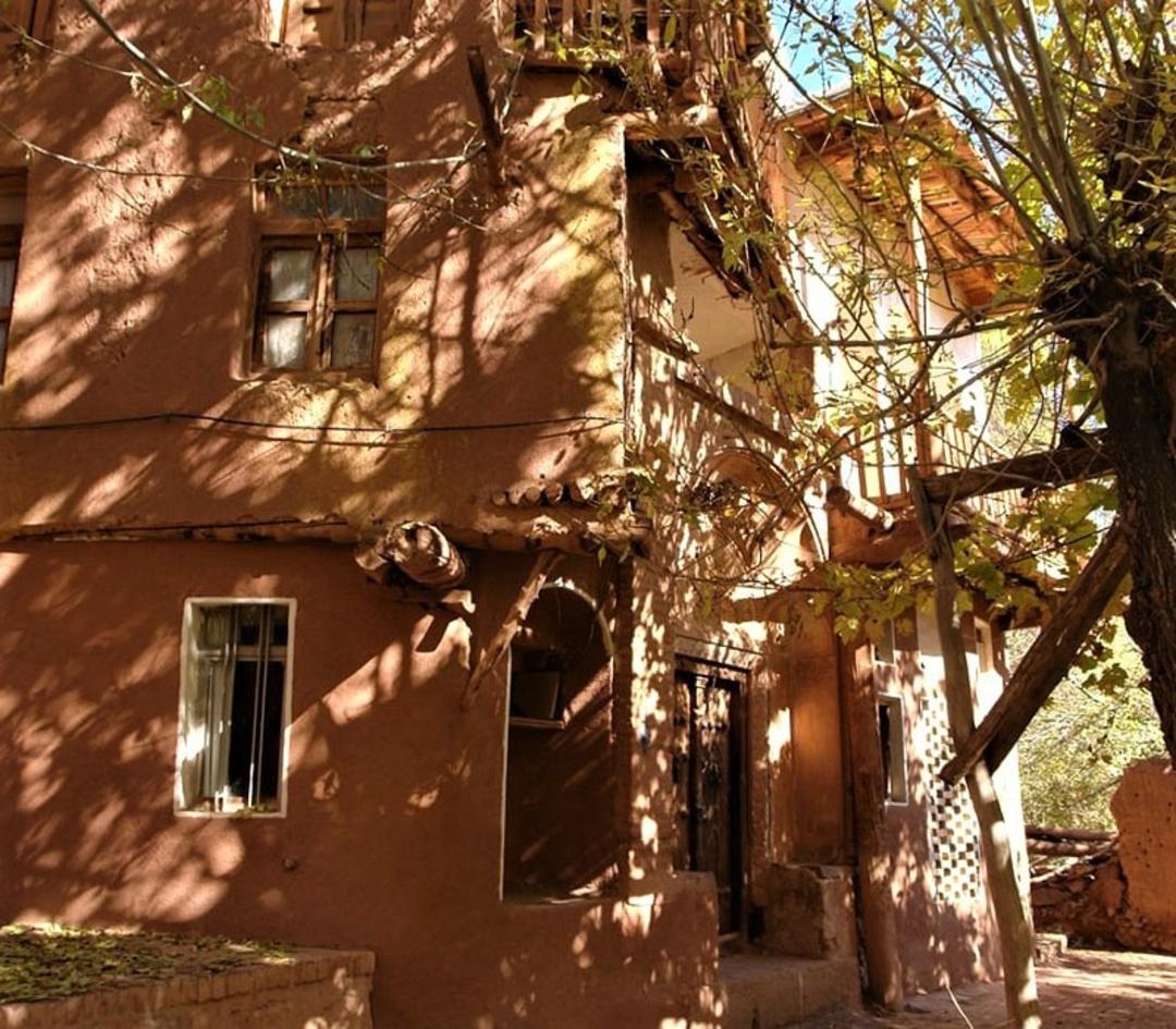 درخت پاییزی در ابیانه، منبع عکس: trip،advisor.com، عکاس: PaoloRiccardoCarrara