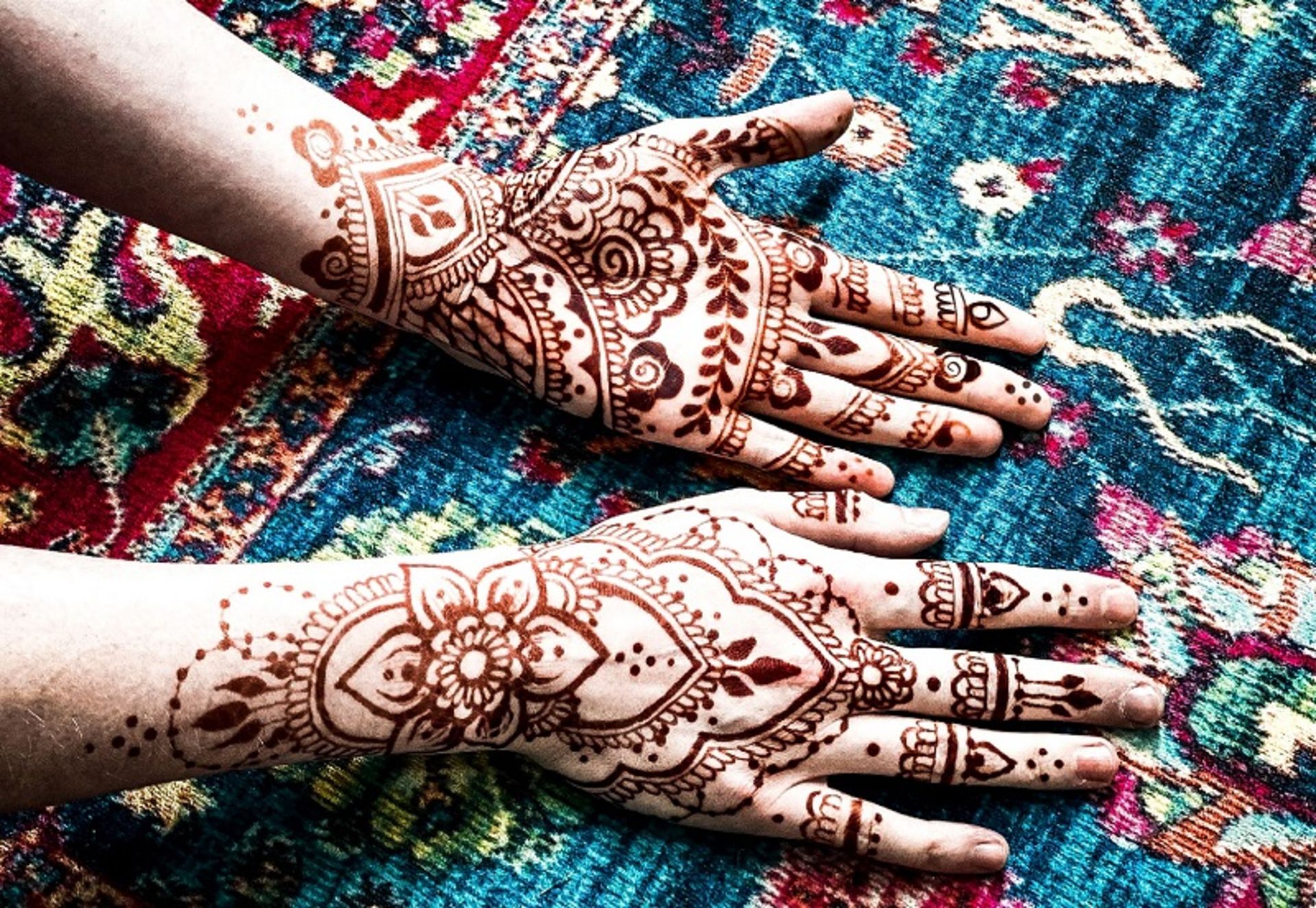 نقش حنا روی دست؛ منبع: thehennalady.com؛ عکاس: نامشخص