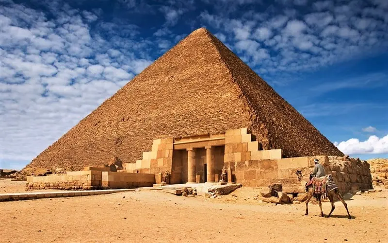 هرم بزرگ جیزه، منبع عکس: destinationtips.com، عکاس: ناشناس