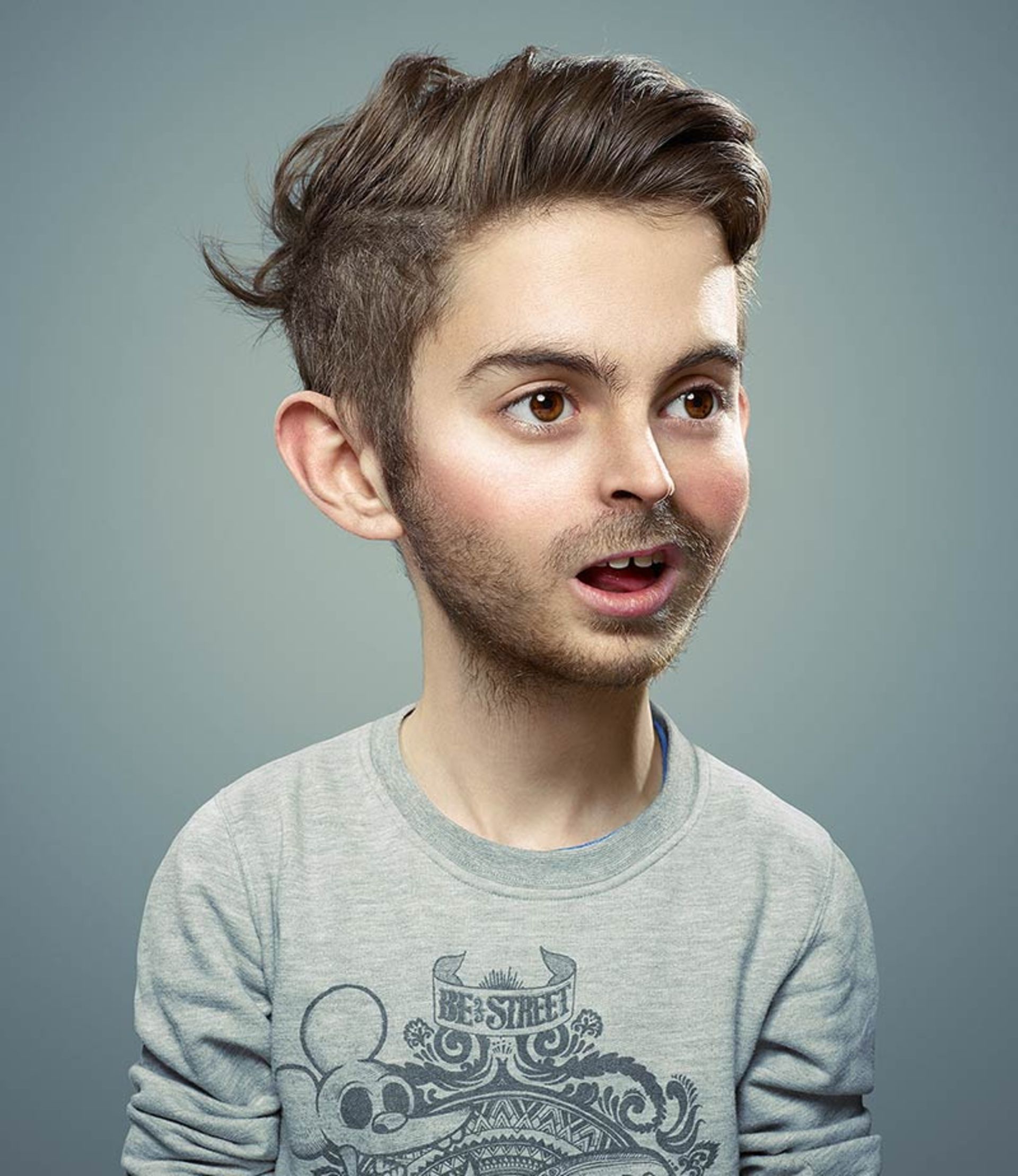 مرد جوان متعجب در لابس کودک؛  اثر Cristian Girotto