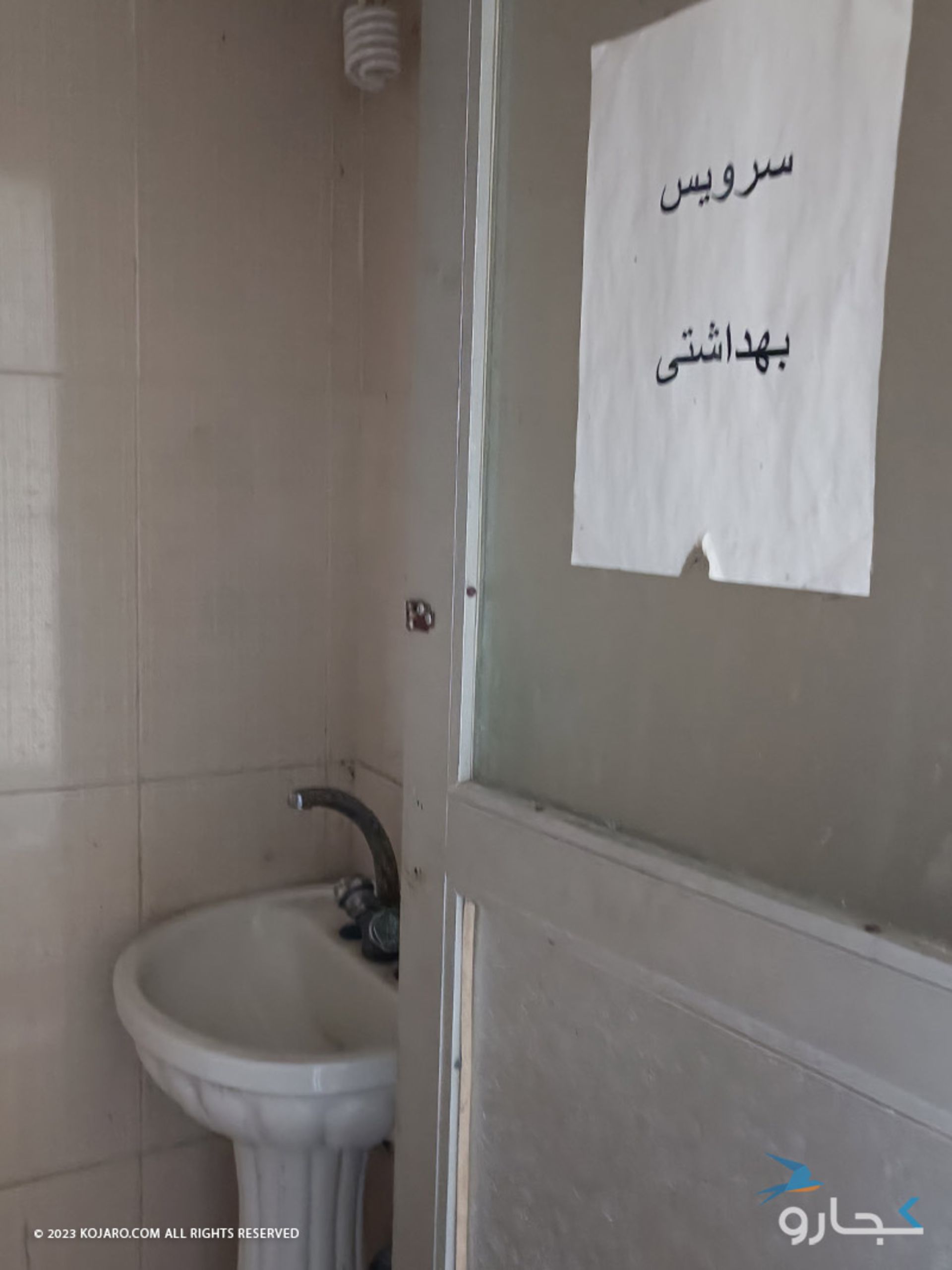 وضعیت بد سرویس بهداشتی موزه باستان‌شناسی رشت؛ منبع: کجارو
