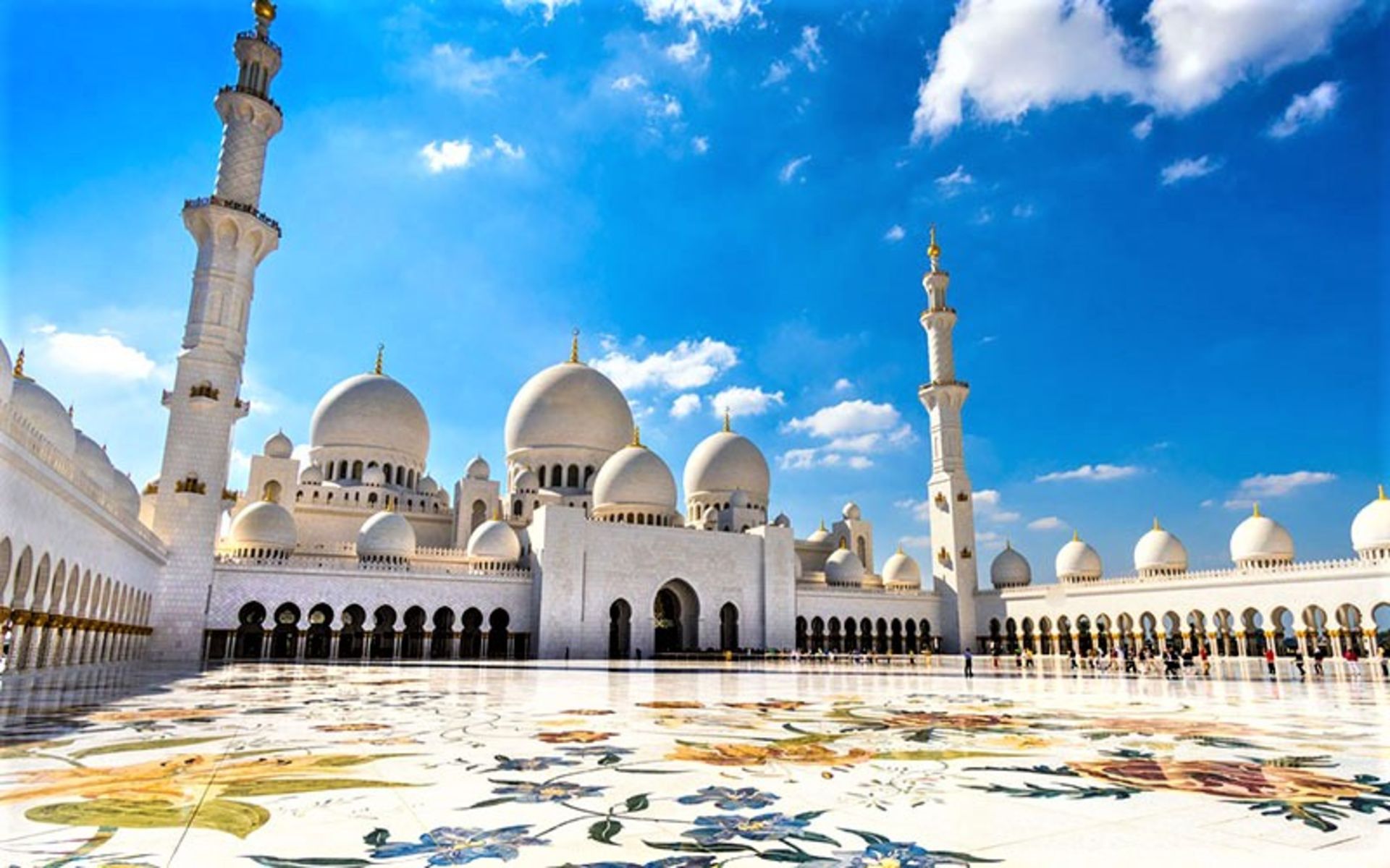 حیاط مسجد شیخ زاید امارات، منبع عکس:timeoutabudhabi.com، عکاس: ناشناس 