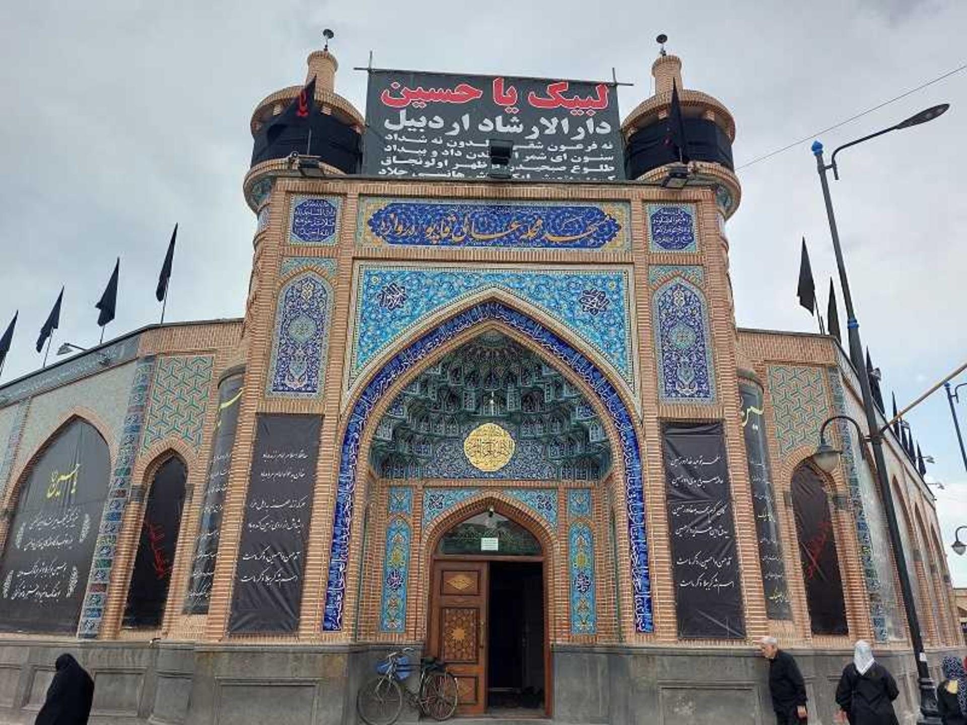 مسجد عالی قاپو در روز؛ منبع عکس: گوگل مپ؛ عکاس: Mehdi Mokhtari