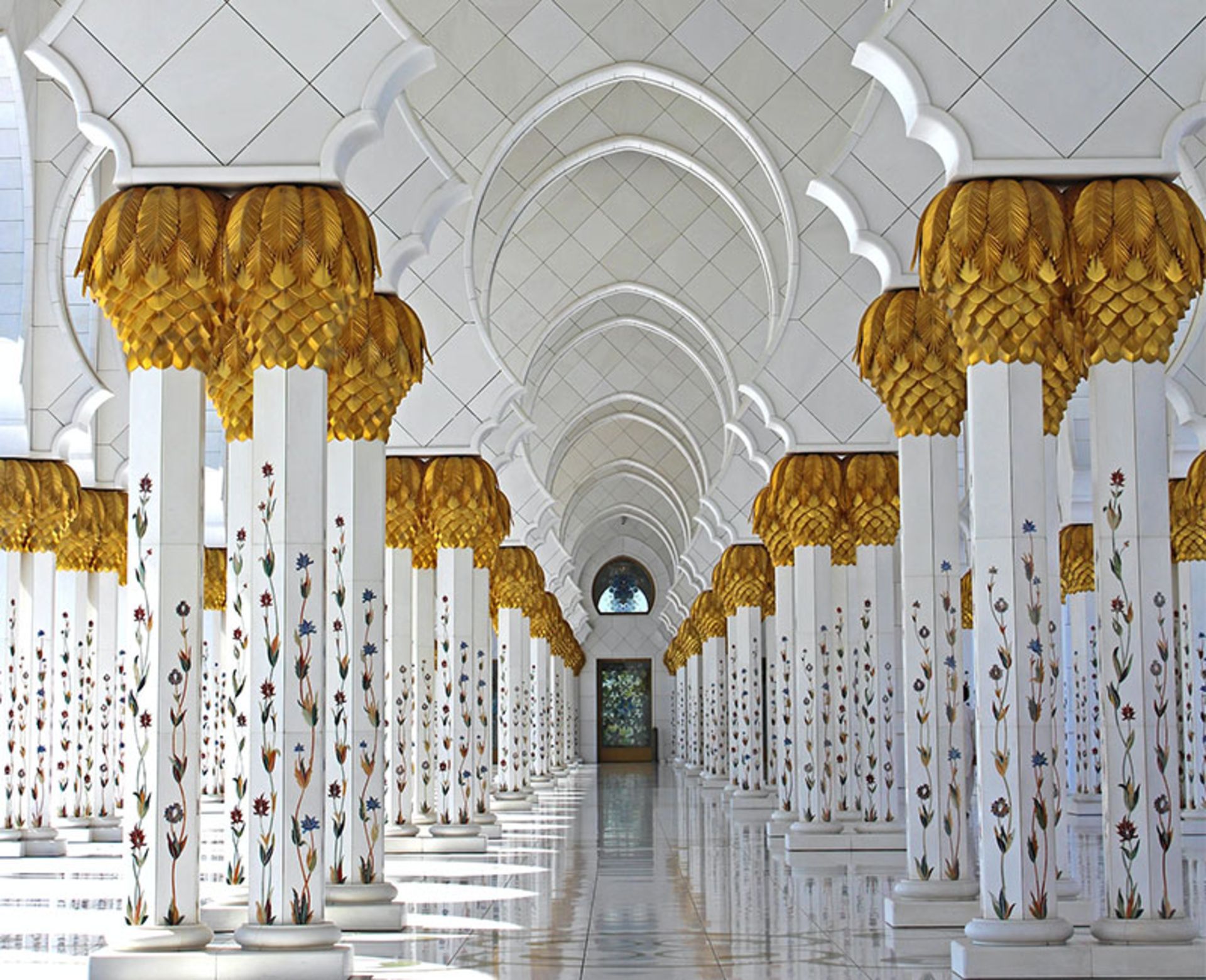 ستون های مسجد شیخ زاید، منبع عکس: unsplash.com، عکاس: rachelle magpayo