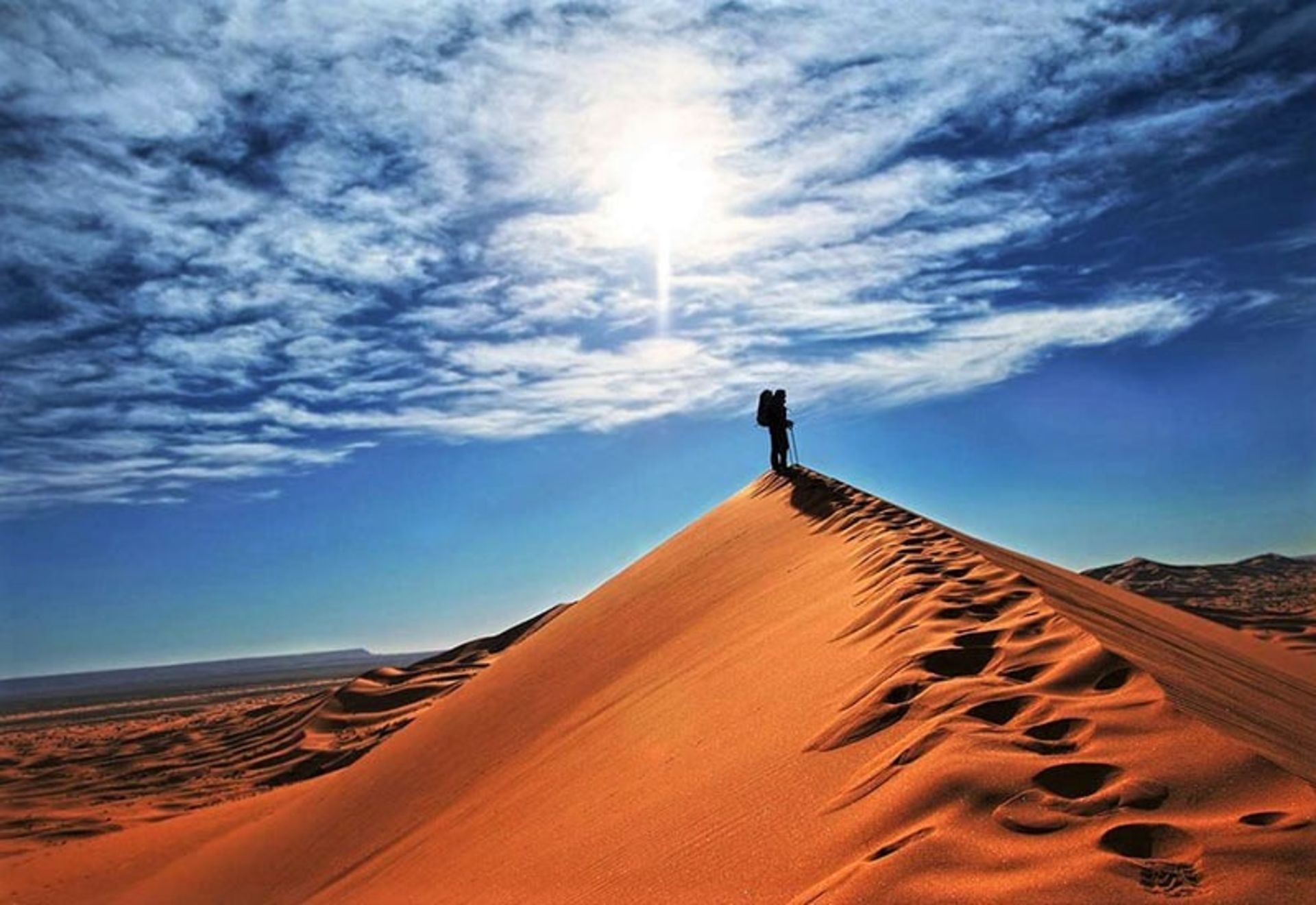 کوهنوردی روی تپه ای در ریگ جن، منبع عکس: iranroute.com، عکاس: ناشناس