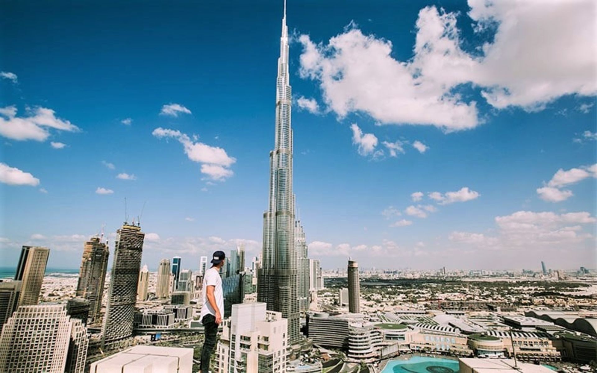 نمای برج خلیفه دبی، منبع عکس: unsplash.com، عکاس: denis harschi