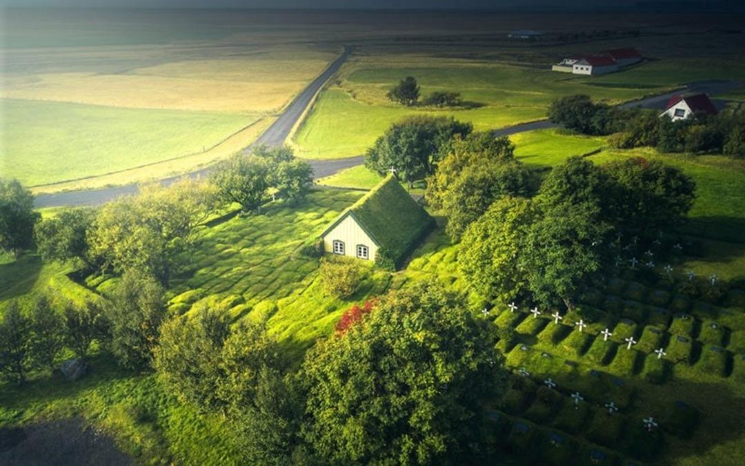 عکس هوایی از خانه‌ای روستایی در سوئیس