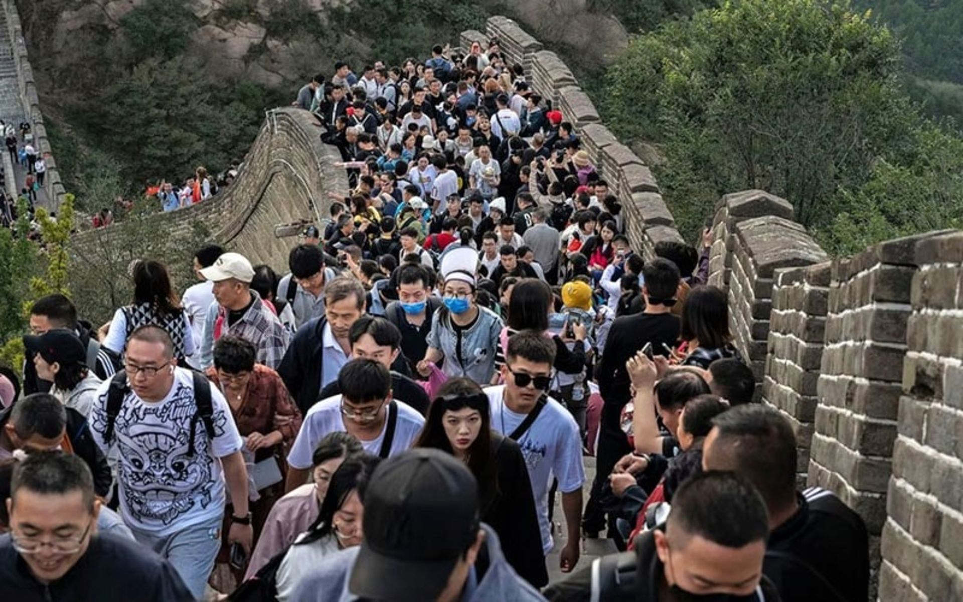 گردشگران روی دیوار چین