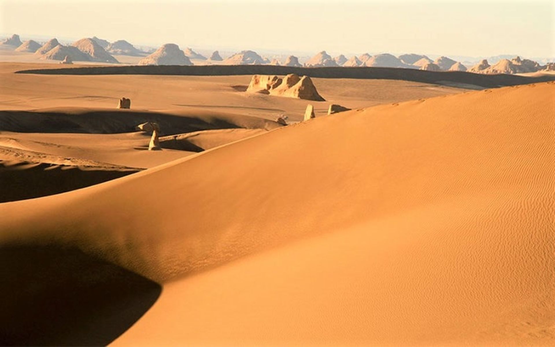تپه های شنی در کویر ریگ جن، منبع عکس: en.imna.ir، عکاس: ناشناس 