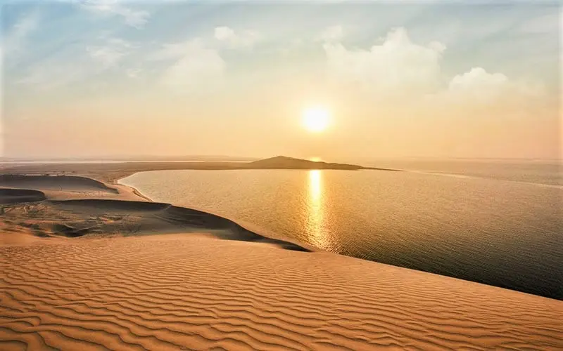 خور العدید قطر در زمان غروب، منبع عکس: visitqatar.com، عکاس: ناشناس
