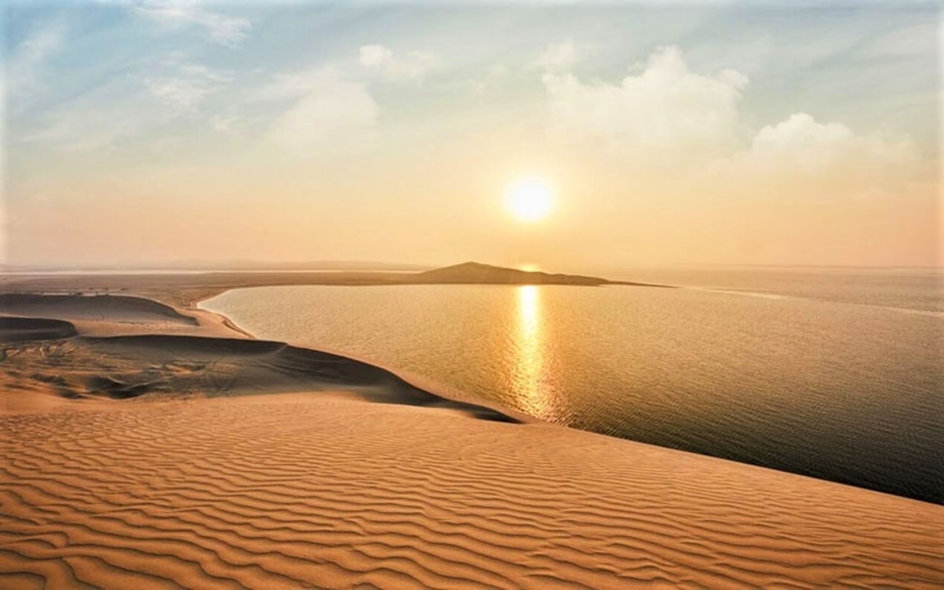 خور العدید قطر در زمان غروب، منبع عکس: visitqatar.com، عکاس: ناشناس