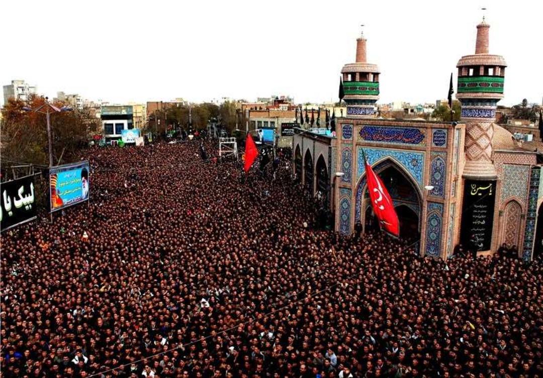 عزاداری با سیل جمعیت در مسجد عالی قاپو؛ منبع عکس: qafqaz.ir؛ عکاس: نامشخص
