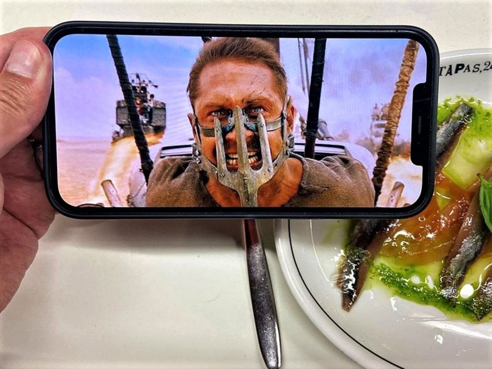 تلفیق عکس یک بازیگر با میز غذا