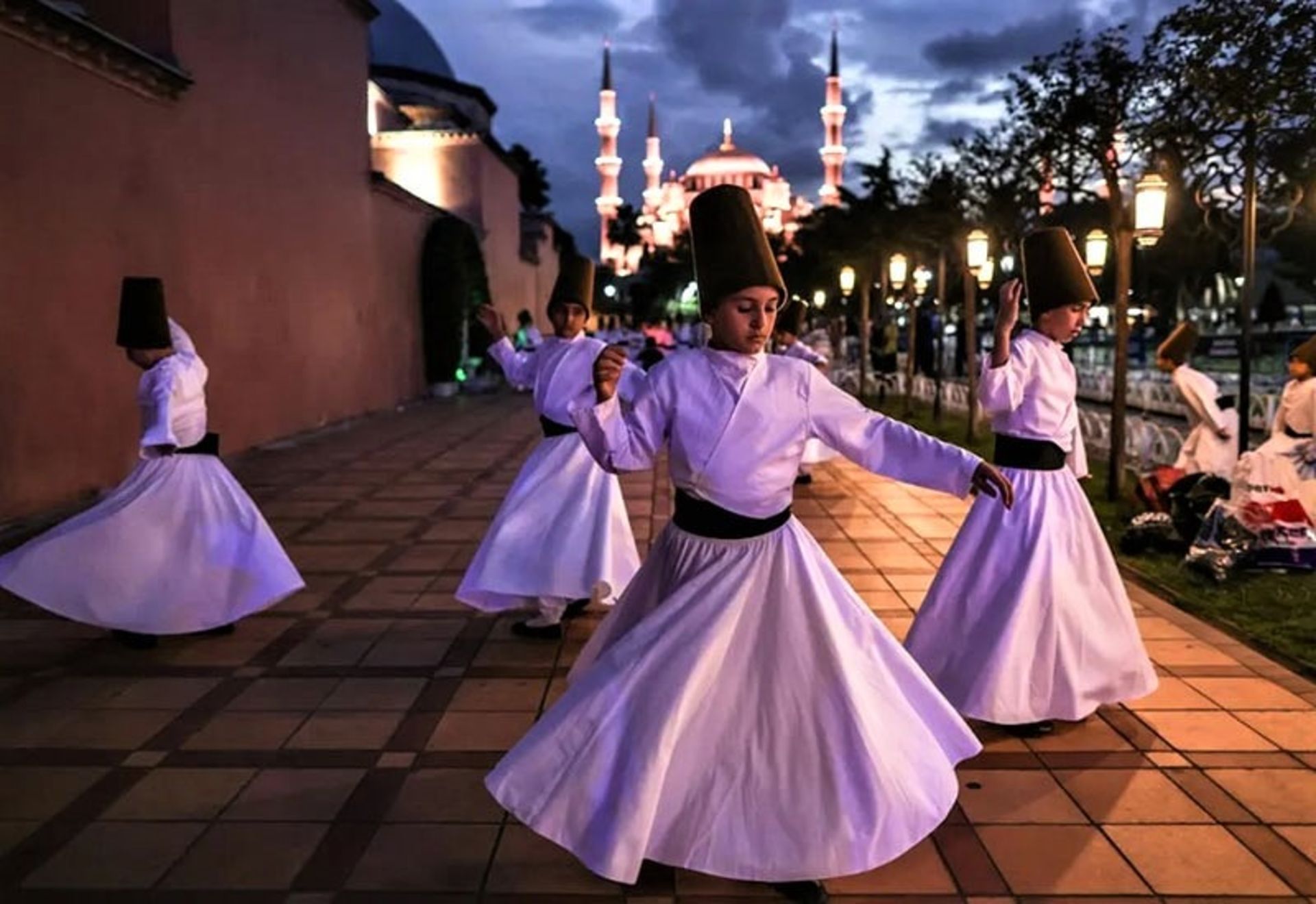 کودکان در حال سماع در استانبول