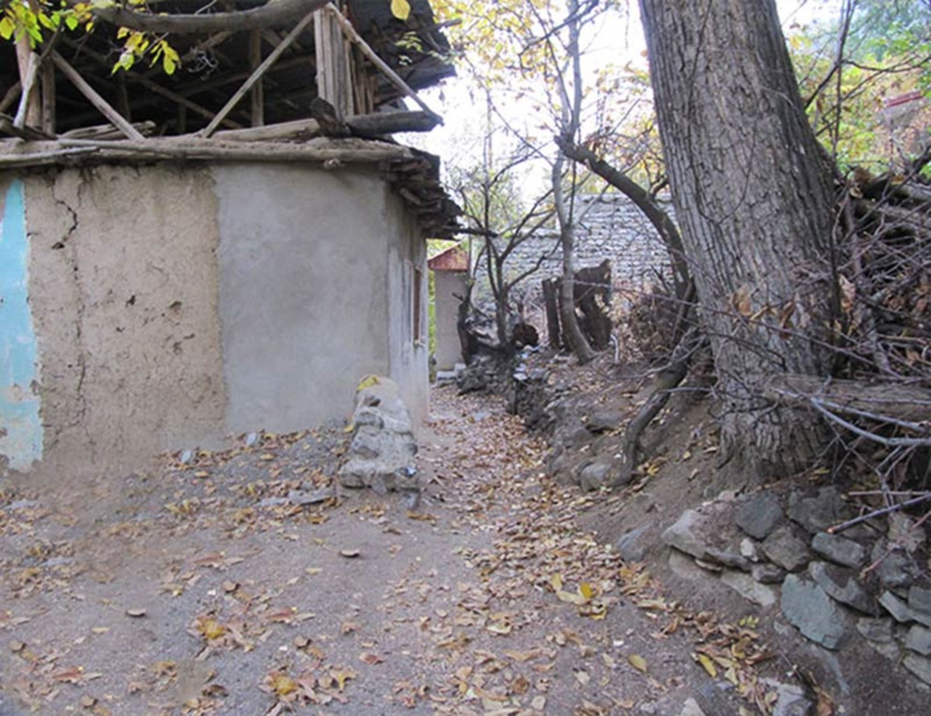 کوچه ای در روستای واریان؛ منبع عکس: sedayemoallem؛ عکاس: نامشخص