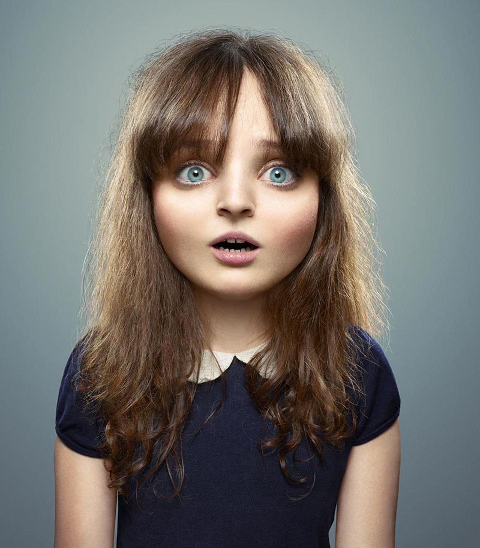 زن غمگین متعجب در لابس کودک؛  اثر Cristian Girotto