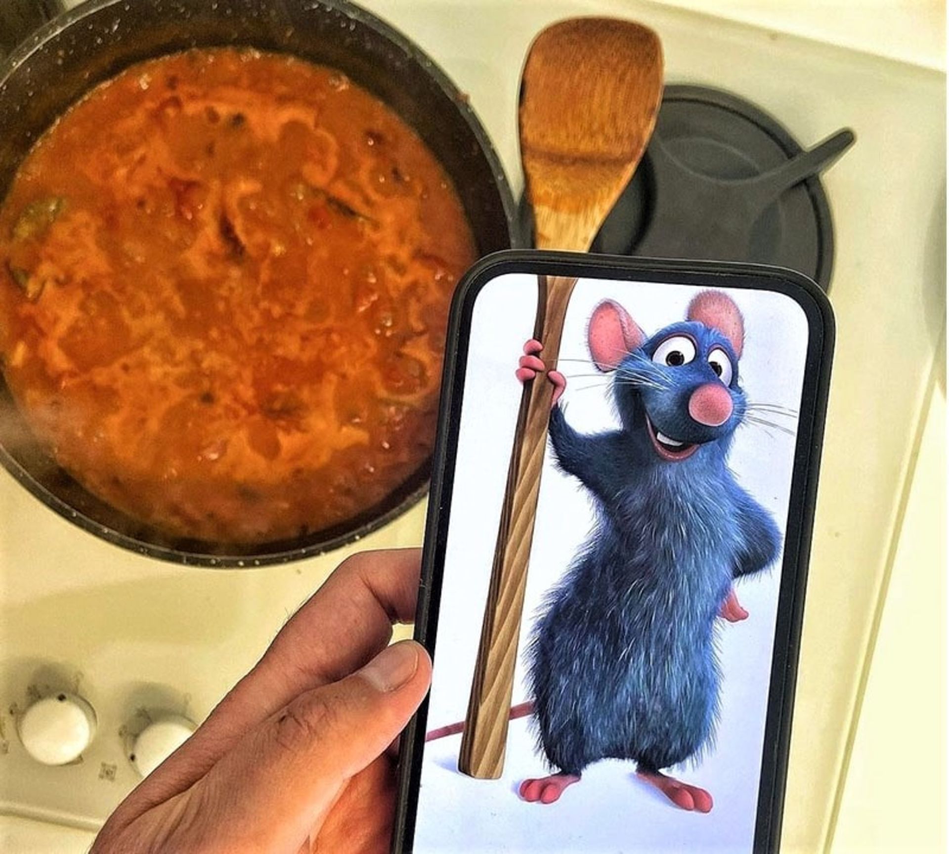 عکس موش کارتونی با کفگیر چوبی