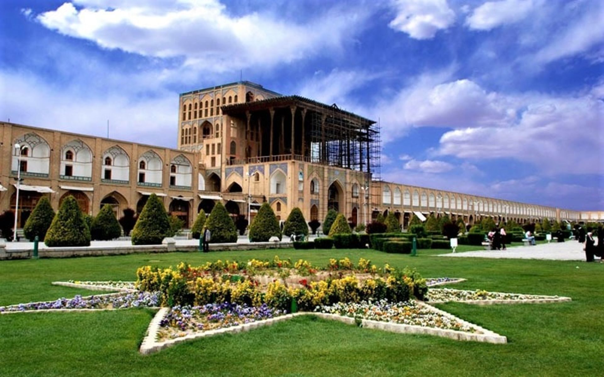 عالی قاپو در میدان امام اصفهان، منبع عکس: irantravelingcenter.com، عکاس: ناشناس