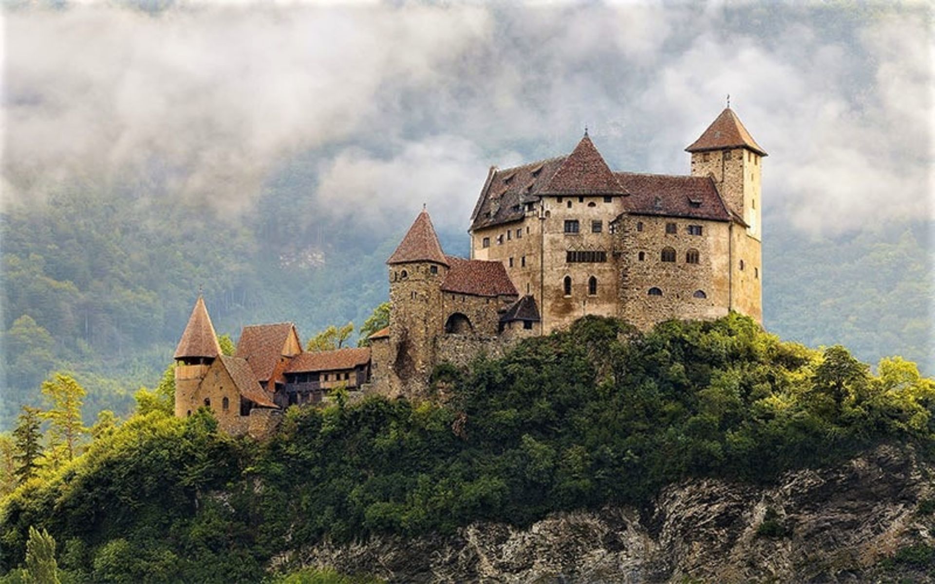 سازه های تاریخی روی کوهی در لیختن اشتاین، منبع عکس: lonelyplanet.com، عکاس: ناشناس 