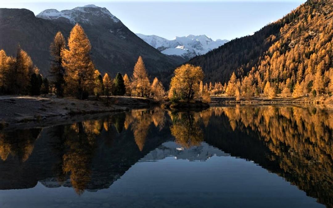 دریاچه‌ای با آب زلال در سوئیس