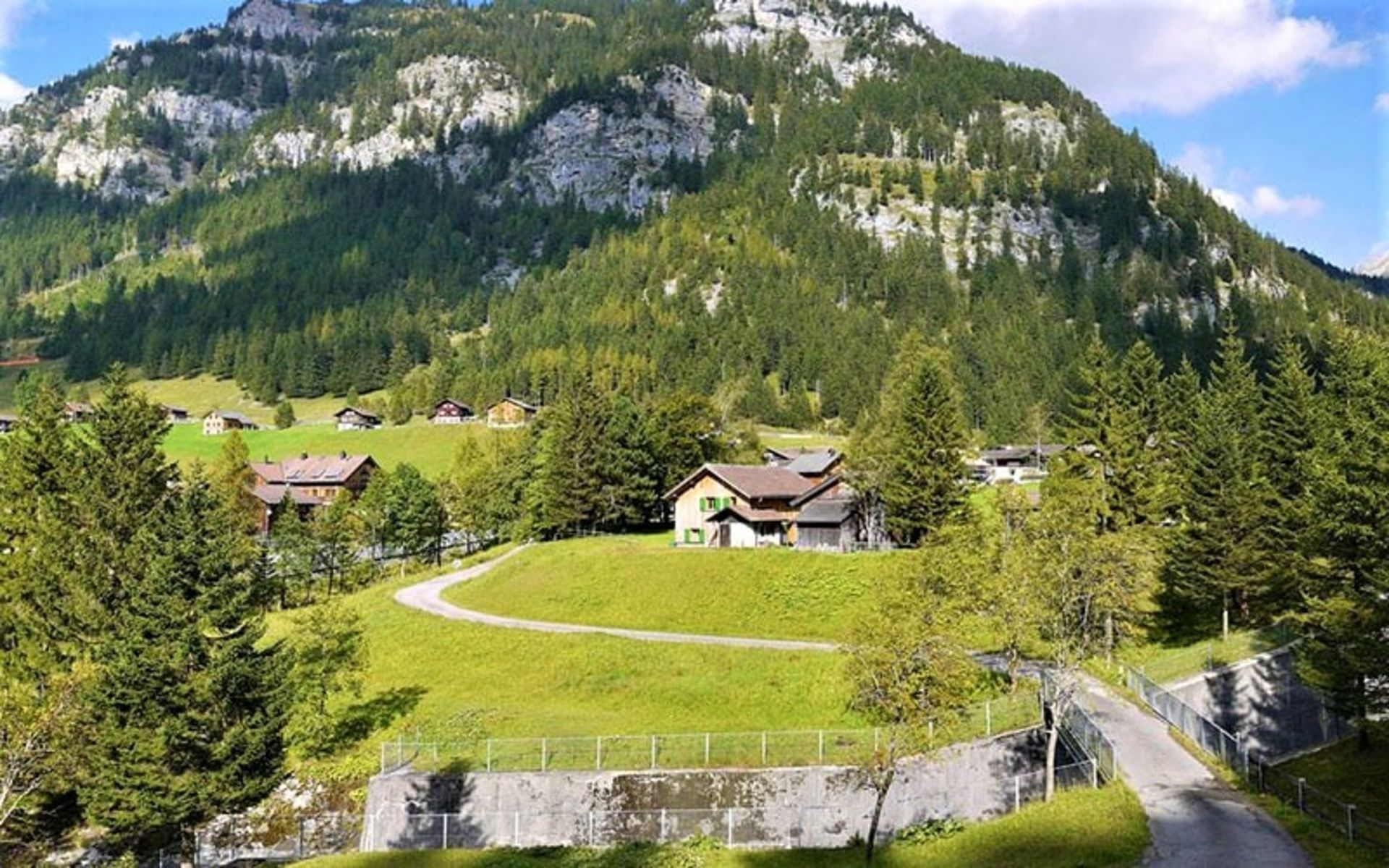 منطقه کوهستانی سرسبز در لیختن اشتاین، منبع عکس: thecrazytourist.com، عکاس: ناشناس