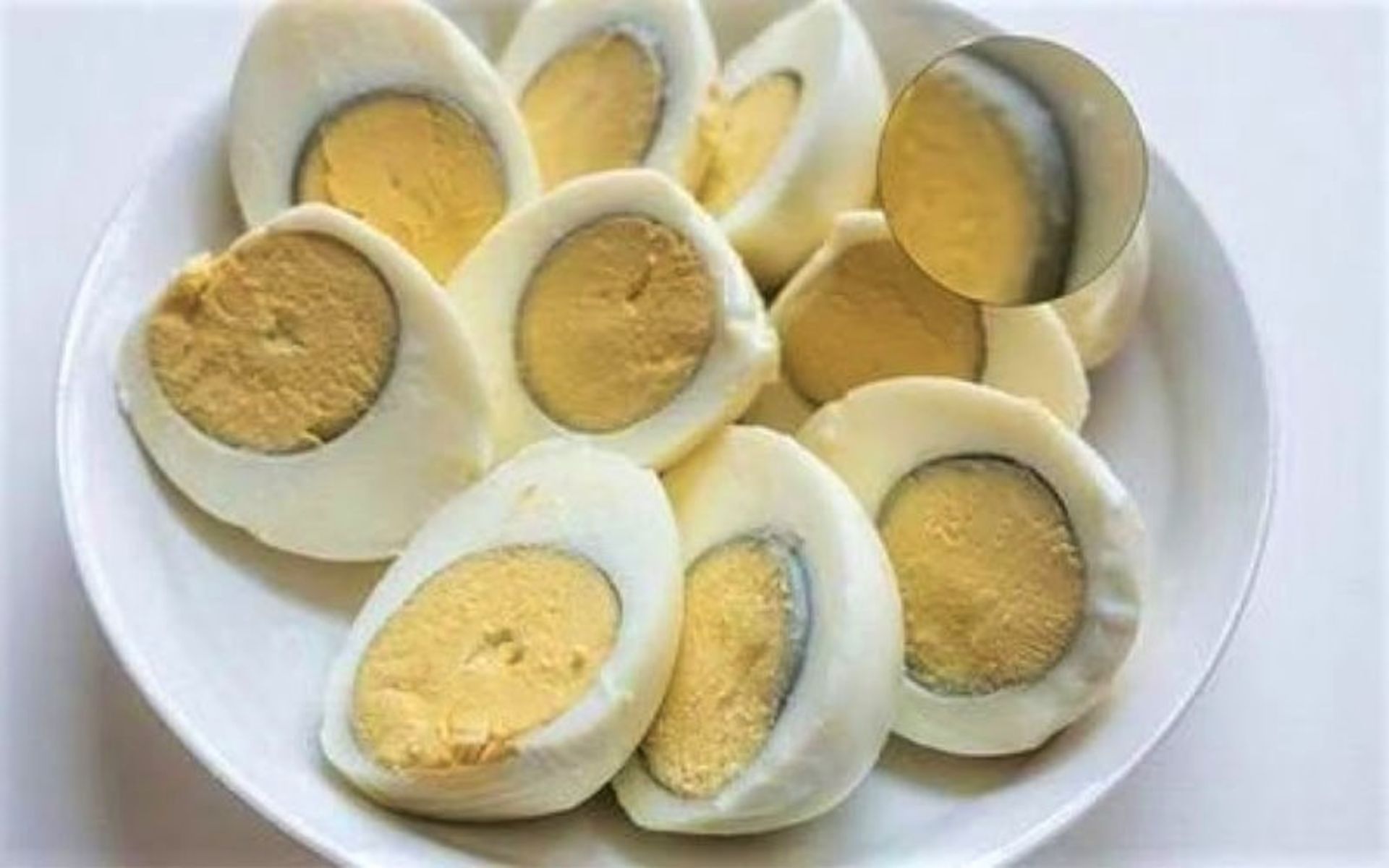 یک ظرف تخم مرغ پخته