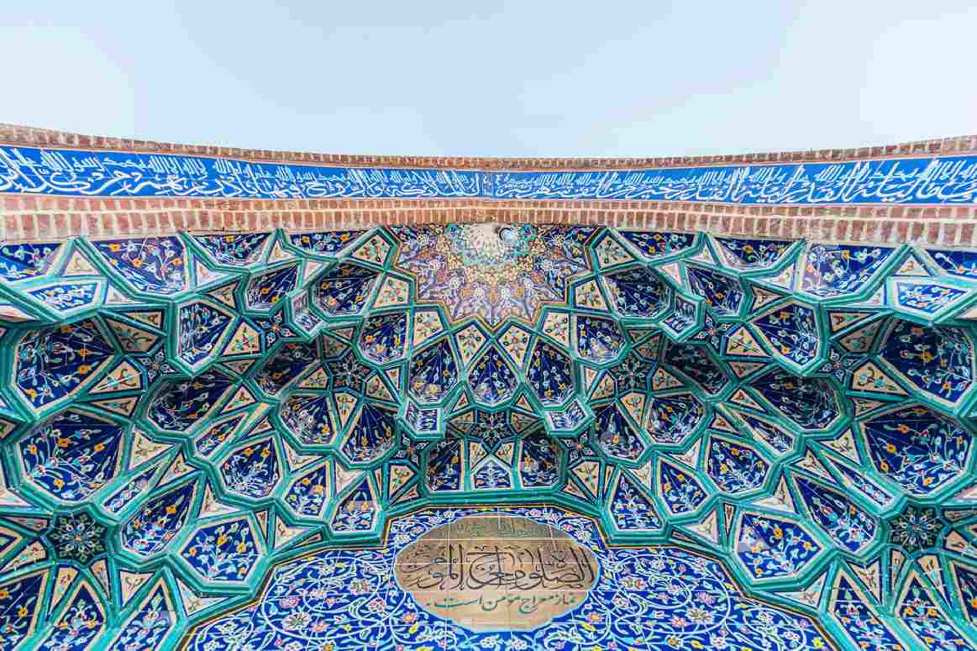 طاق ورودی مسجد عالی قاپو؛ منبع عکس: گوگل مپ؛ عکاس: Peysha25