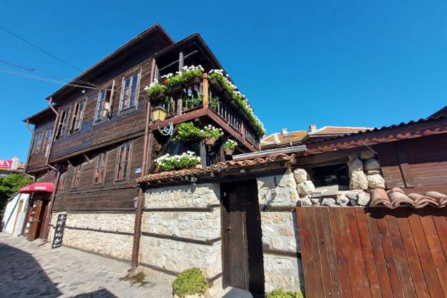 معماری خانه‌های تاریخی در شهر تاریخی نسبار؛ منبع عکس: گوگل‌مپ؛ عکاس: Stela Florea