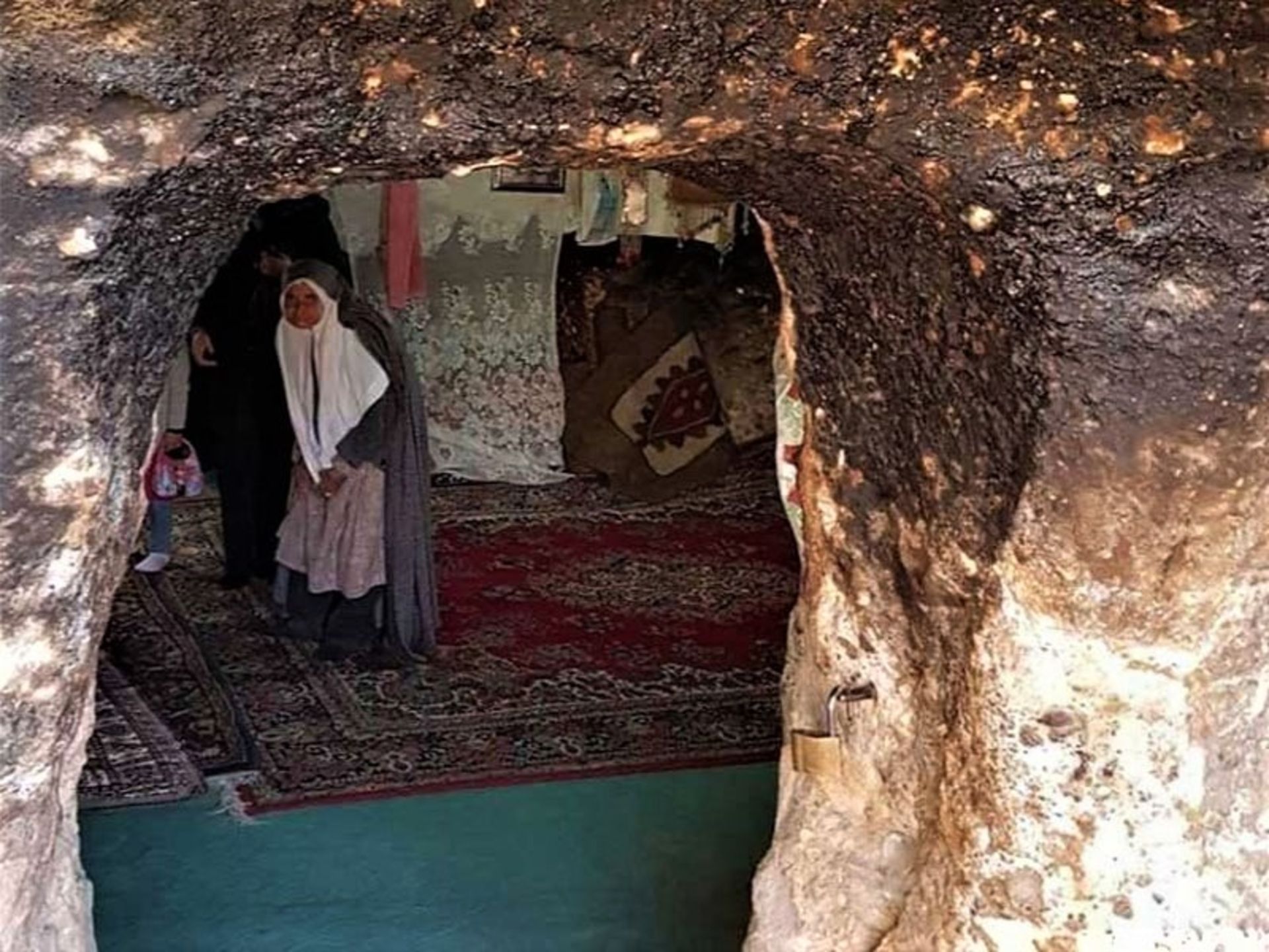 فضای داخلی یک خانه غار در میمند، منبع عکس: گوگل مپ، عکاس: مسعود بنا