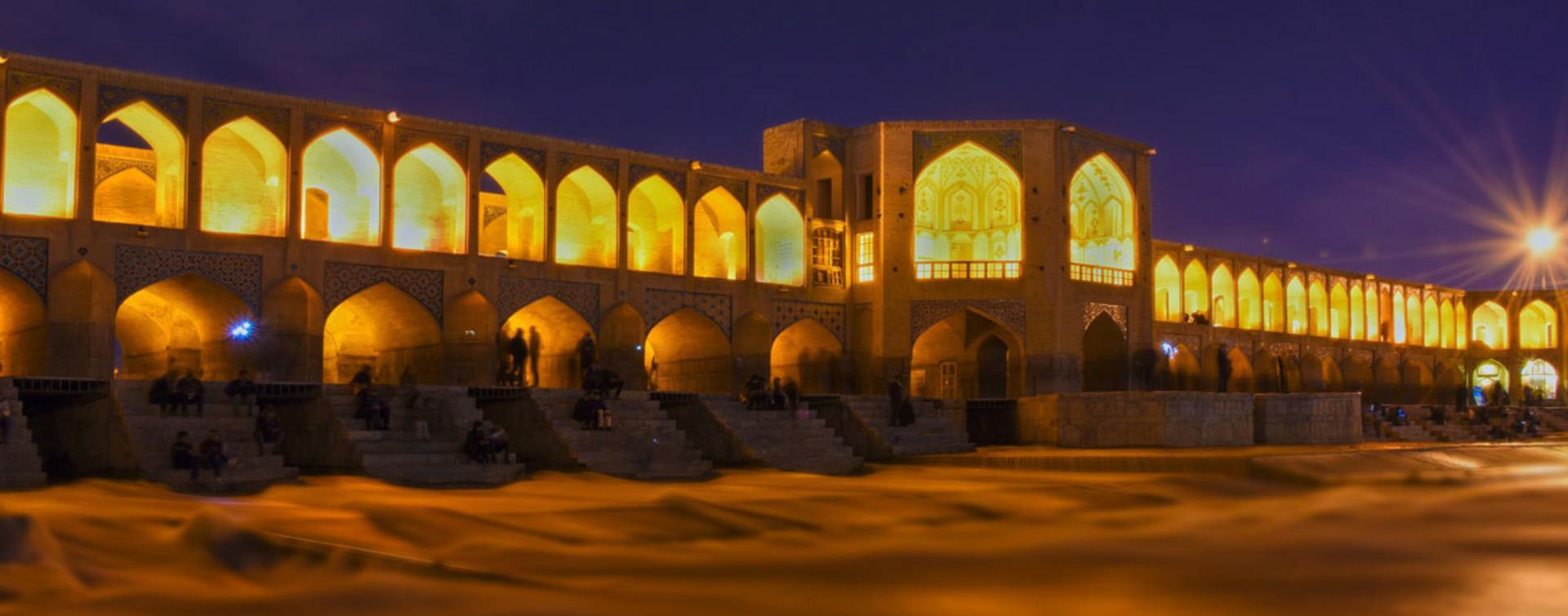 نمایی شبانه از پل خواجو؛ منبع عکس: ویکی‌مدیا؛ عکاس: مسیح مساوات