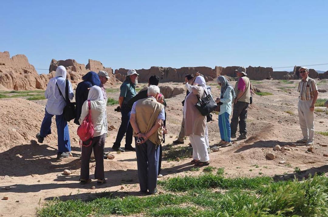 بازدید گردشگران فرانسوی از شهر تاریخی بلقیس؛ منبع عکس: ویکی مدیا؛ عکاس: Arghiyan