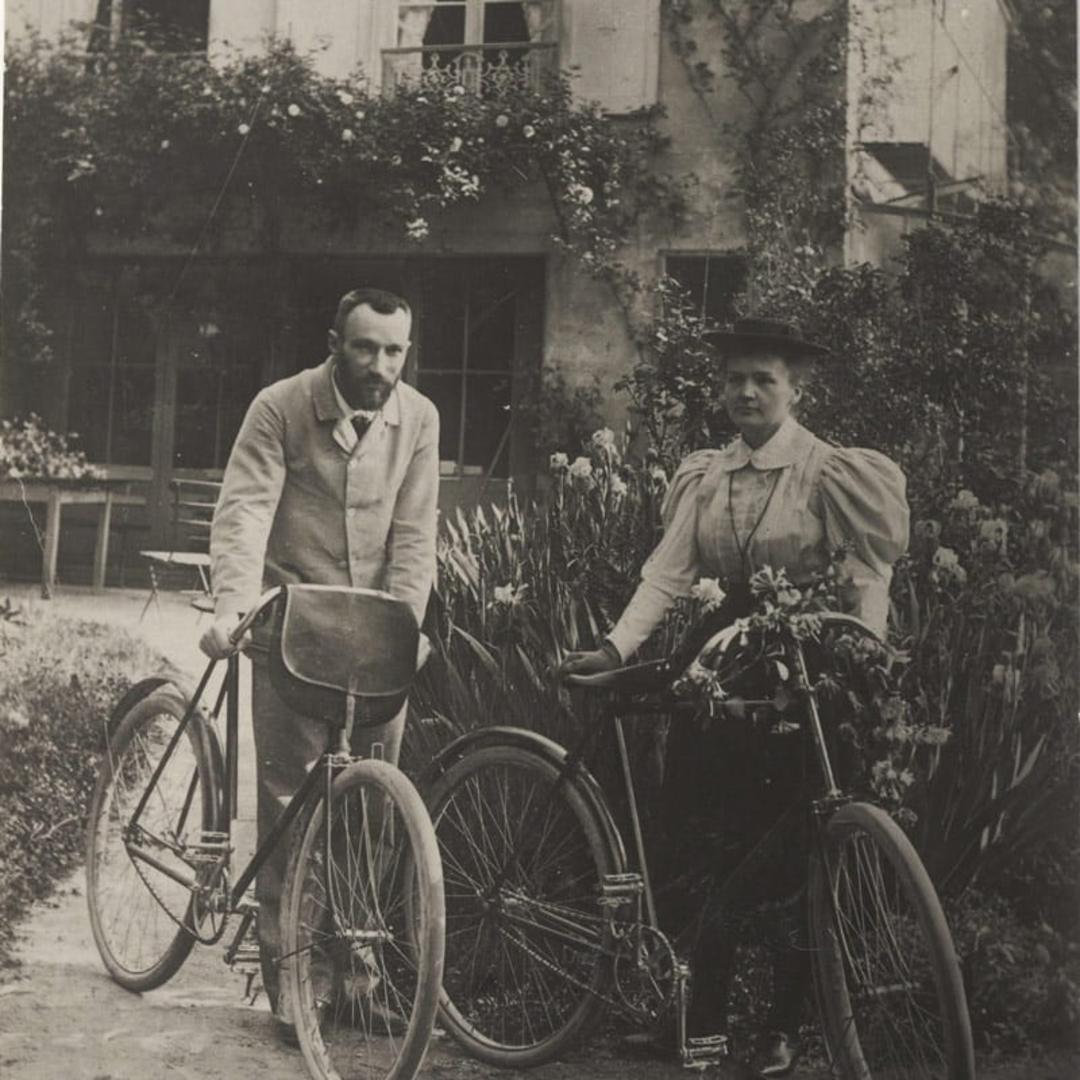 ماری و پیر کوری در باغ؛ منبع عکس: Musee Curie، عکاس: Albert Harlingue