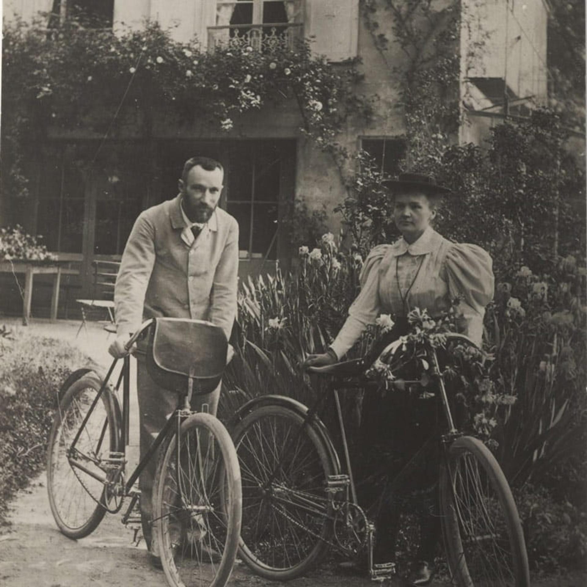 ماری و پیر کوری در باغ؛ منبع عکس: Musee Curie، عکاس: Albert Harlingue