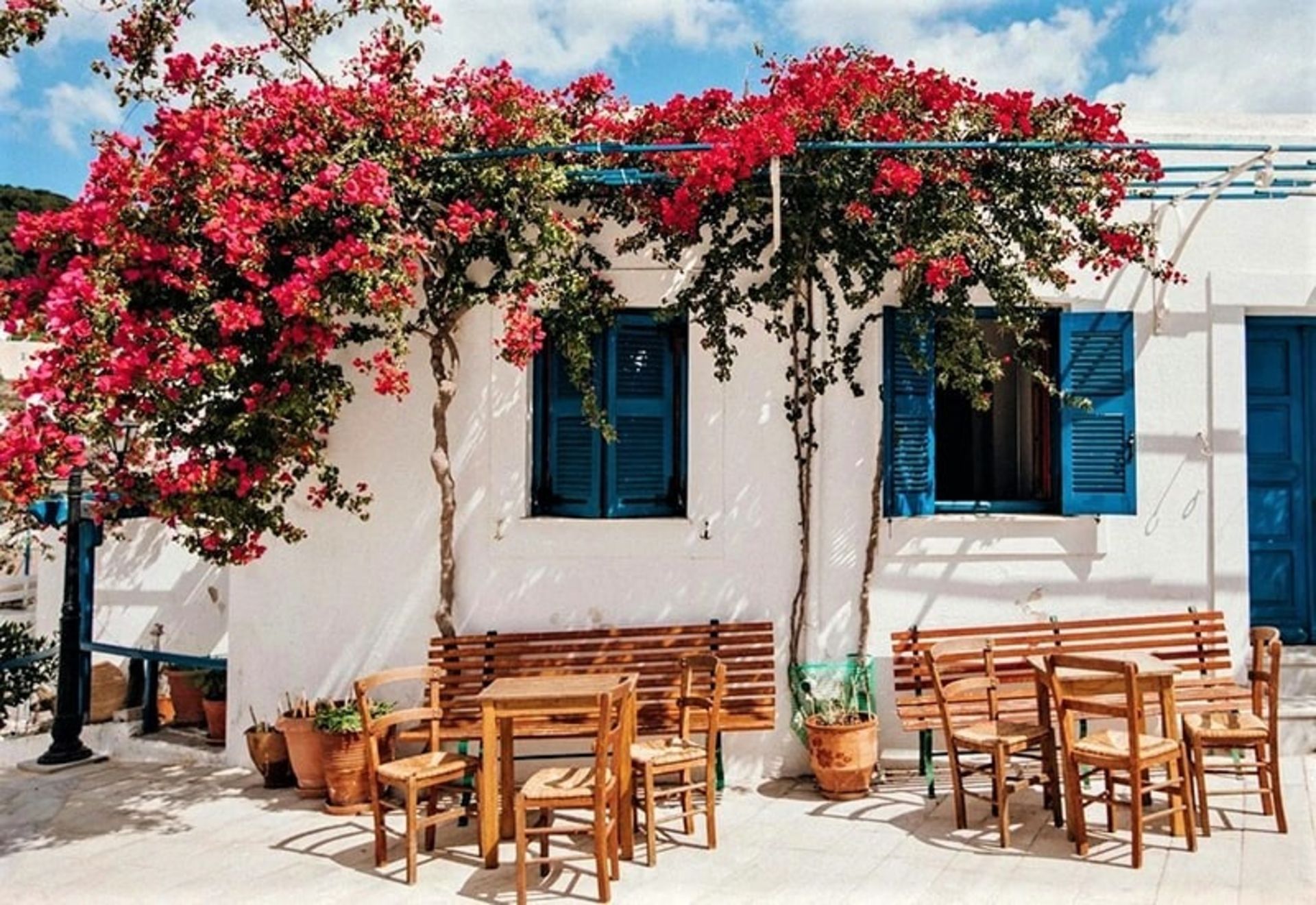 رستوران کوچکی در جزیره پاروس، منبع عکس: shewandersabroad.com، عکاس: kriszti