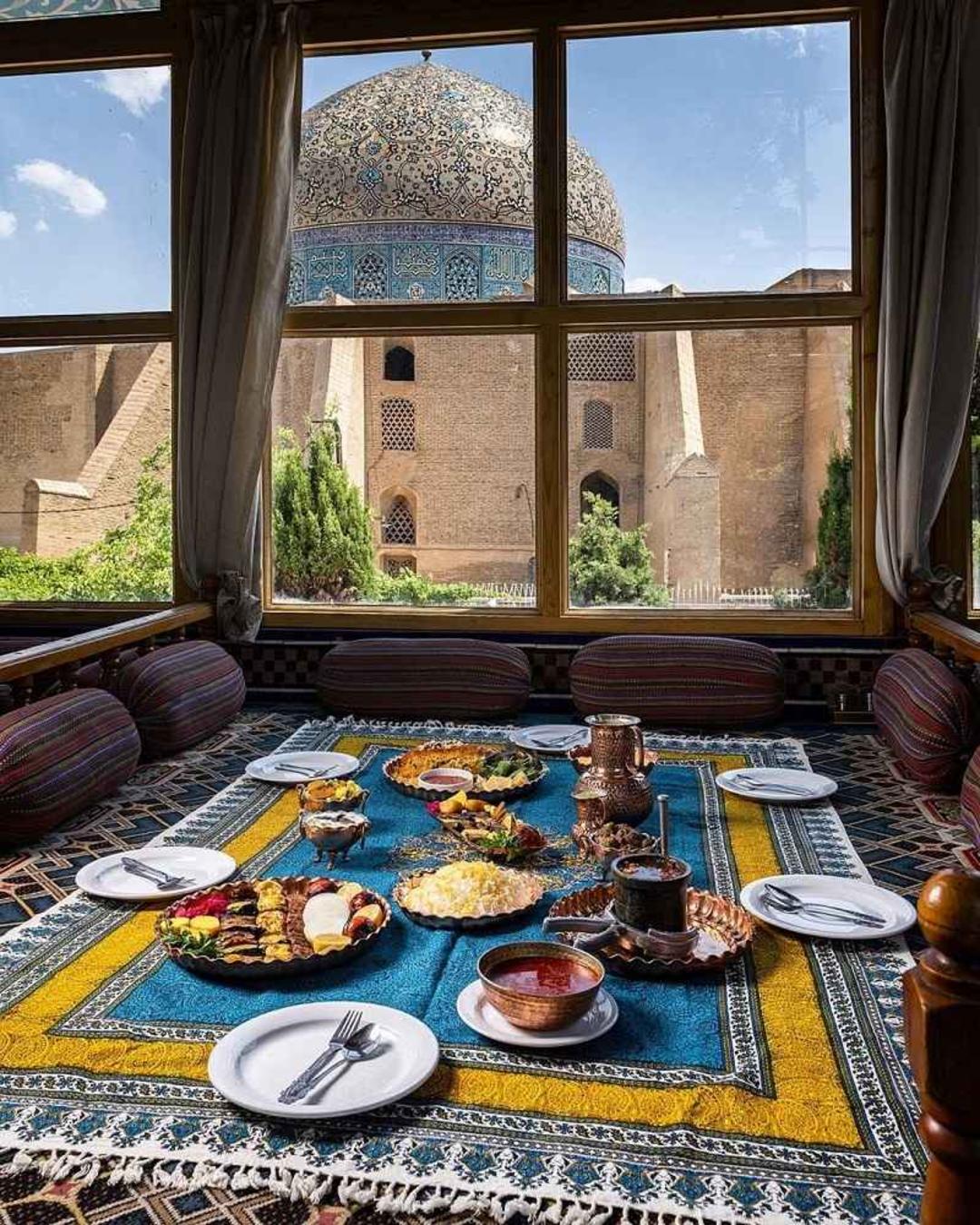 نمای سفره خانه سنتی نقش جهان. منبع عکس: اینستاگرام رستوران نقش جهان. عکاس: نامشخص