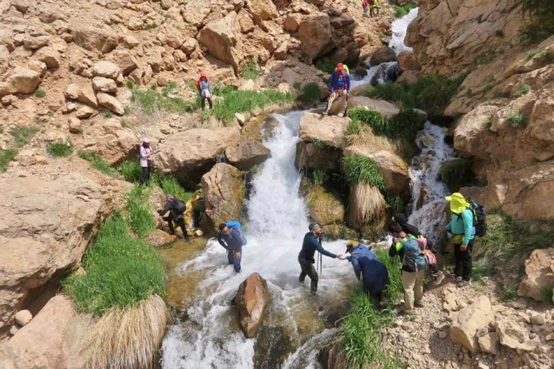 تلاش گردشگران برای عبور از عرض رودخانه فرح رود در تنگه میشینه مرگ؛ منبع عکس: ویکی لاک؛ عکاس: سید مرتضی کاظمی